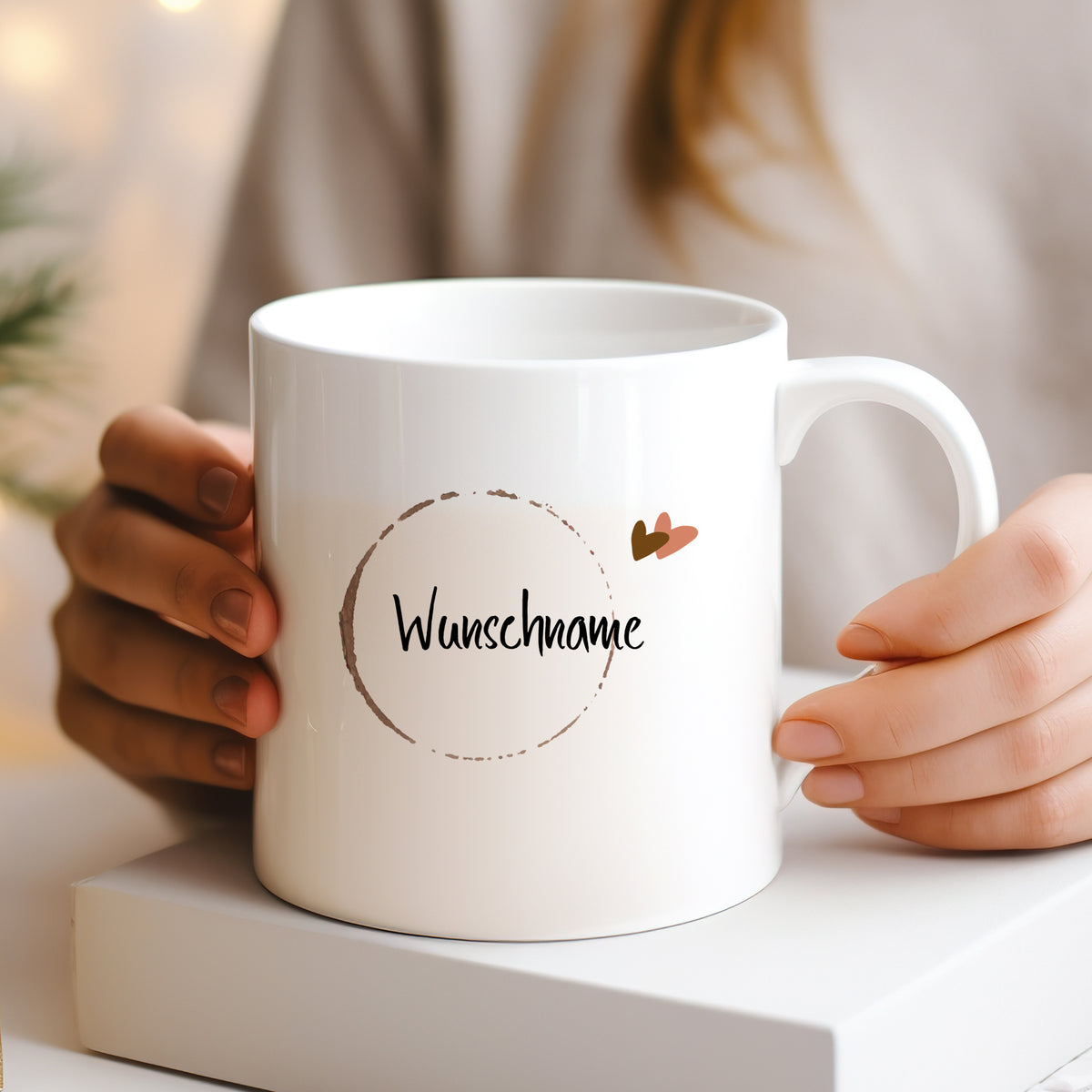 Weiße Tasse mit personalisiertem Wunschname-Design.