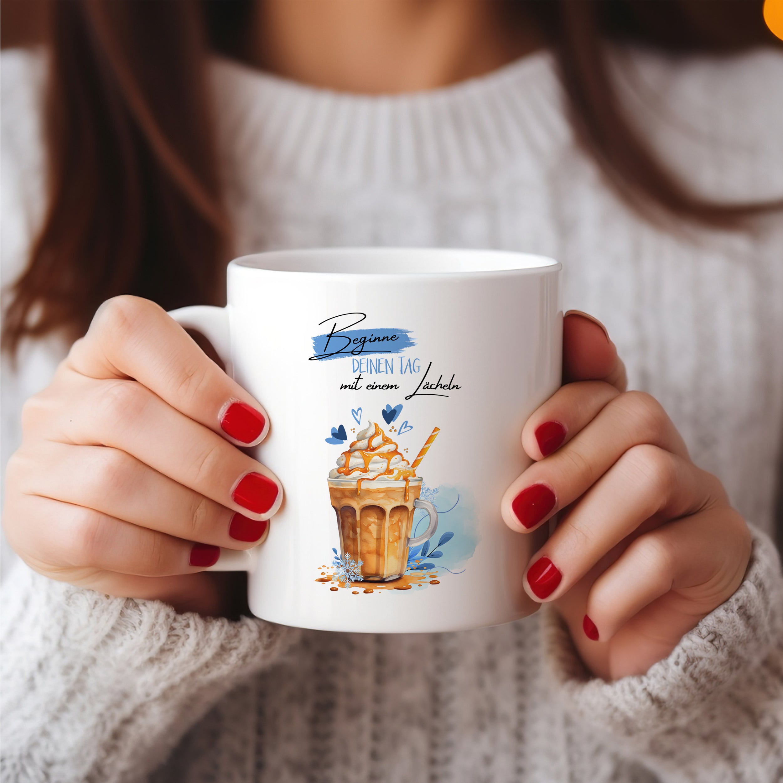 Weißer Kaffeebecher mit Motiv und Aufschrift in Blau.
