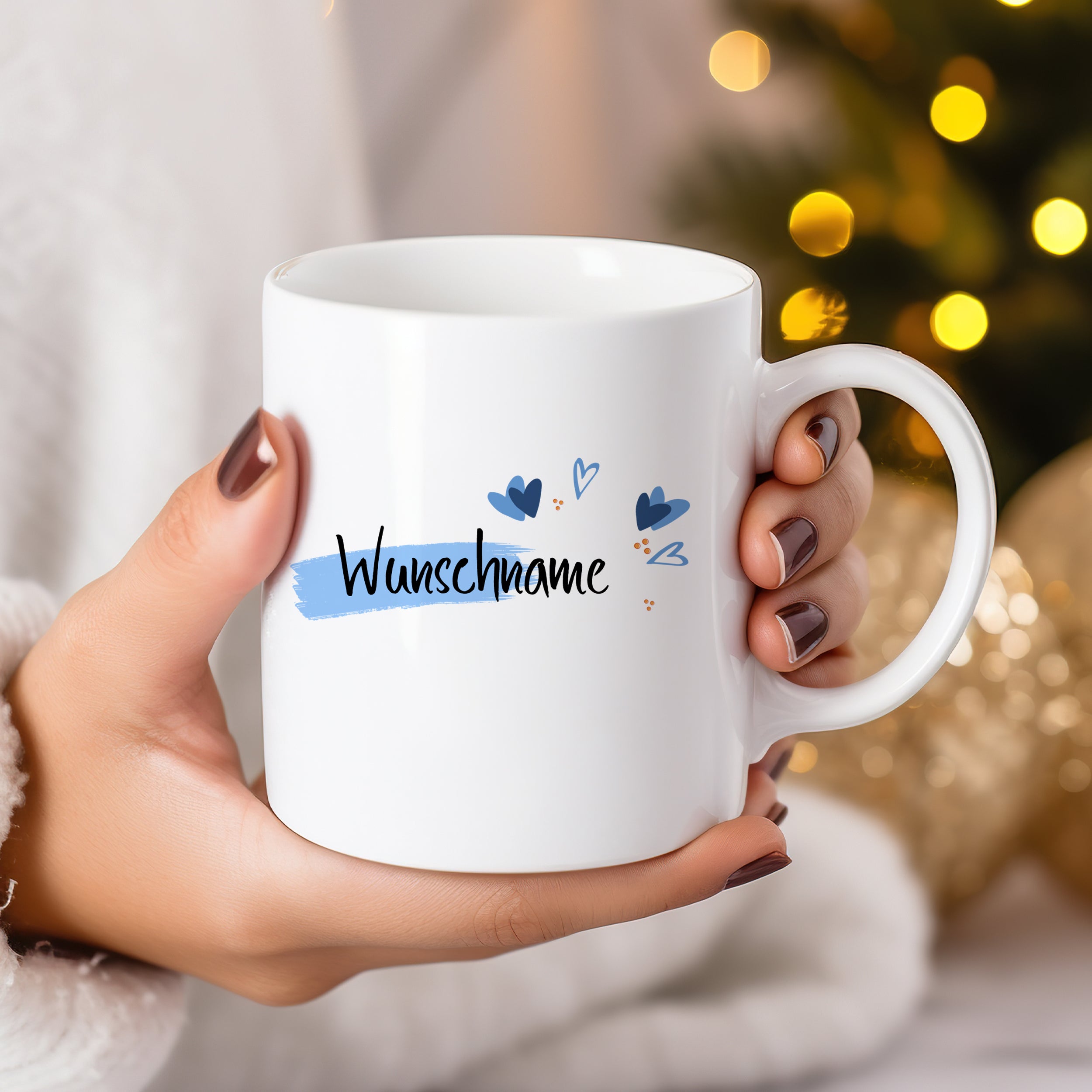 Weiße Tasse mit personalisierbarem Text "Wunschname" und Herzen.