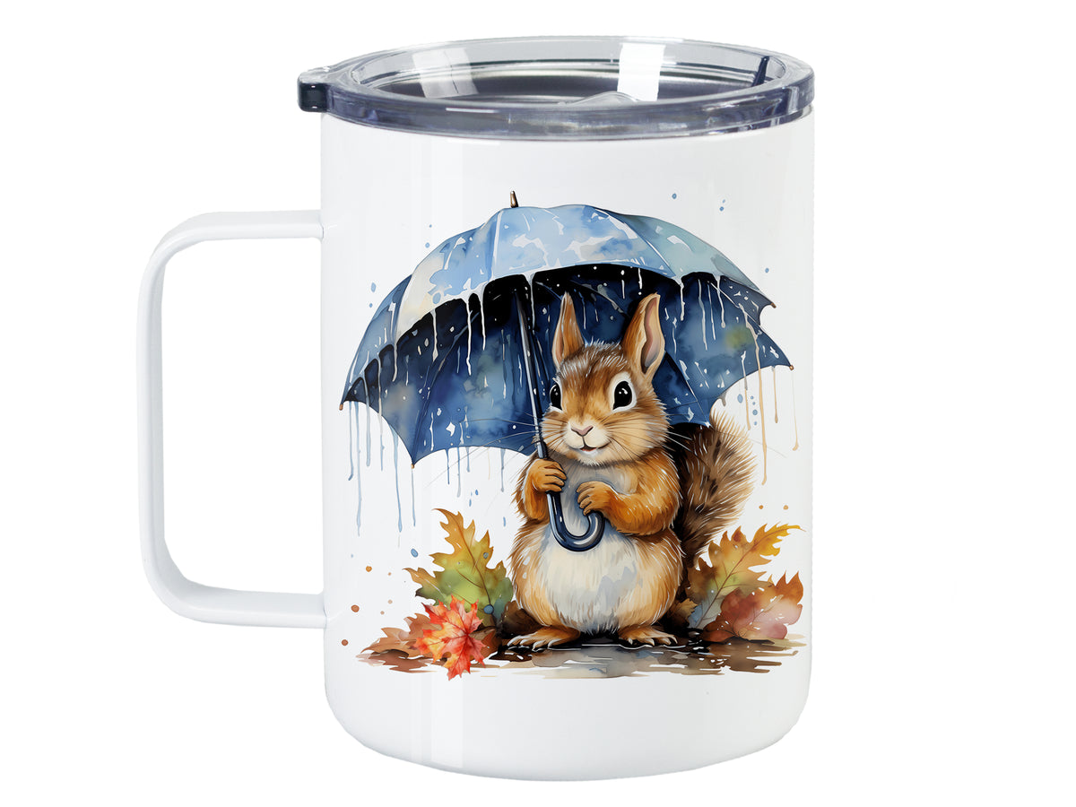 Tasse mit Eichhörnchen unter blauem Regenschirm und bunten Blättern.
