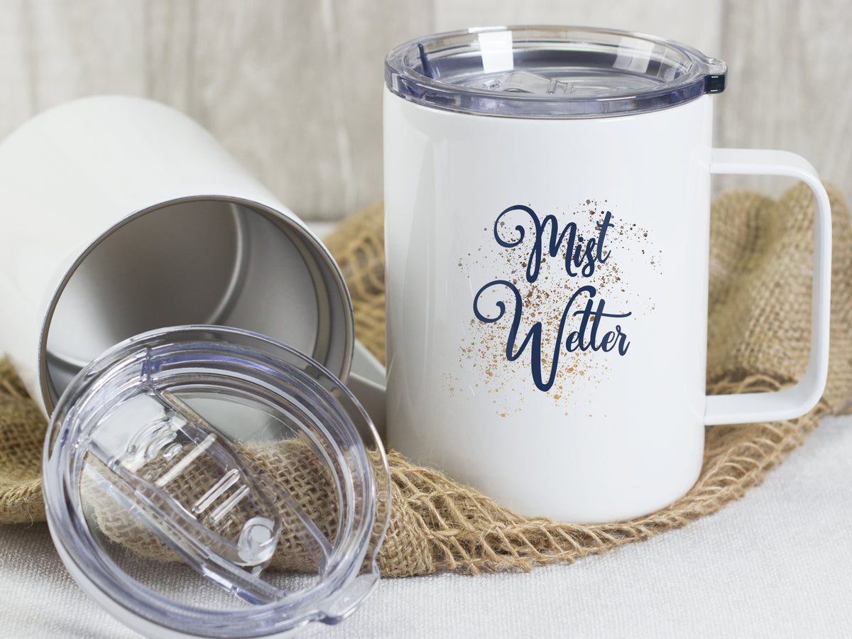 Weißer Becher mit "Mist Wetter"-Aufdruck und klarem Deckel.