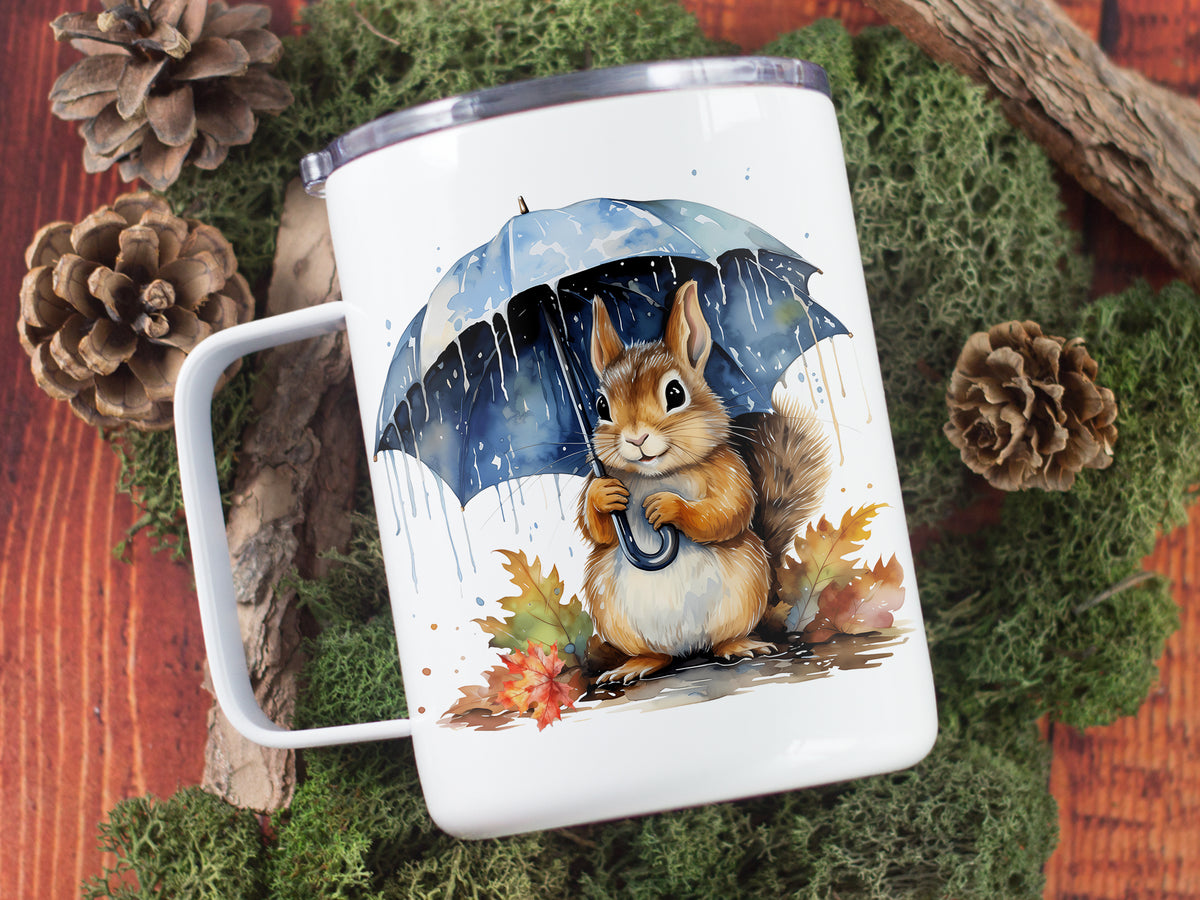 Emaillierte Tasse mit niedlichem Eichhörnchen unter Regenschirm.
