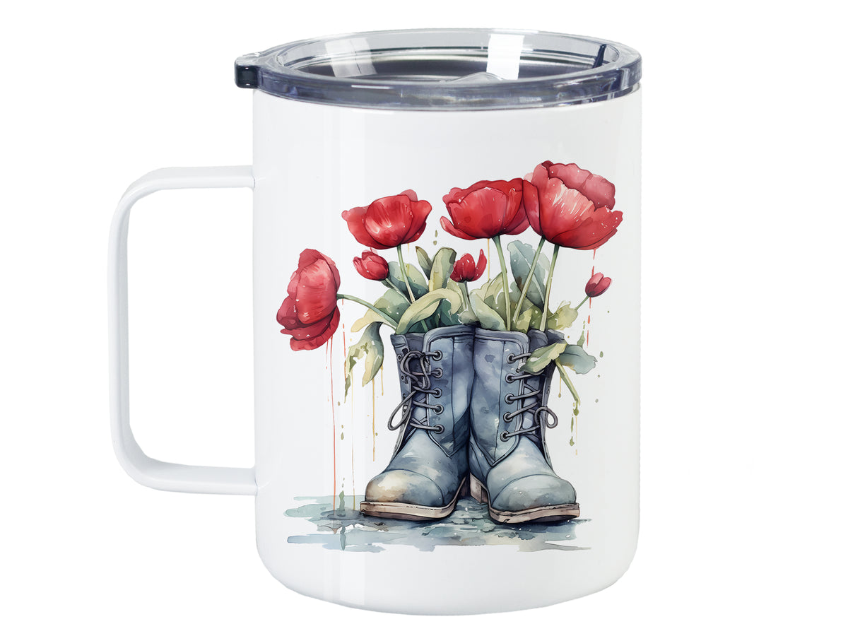 Tasse mit blauen Stiefeln und roten Tulpen.