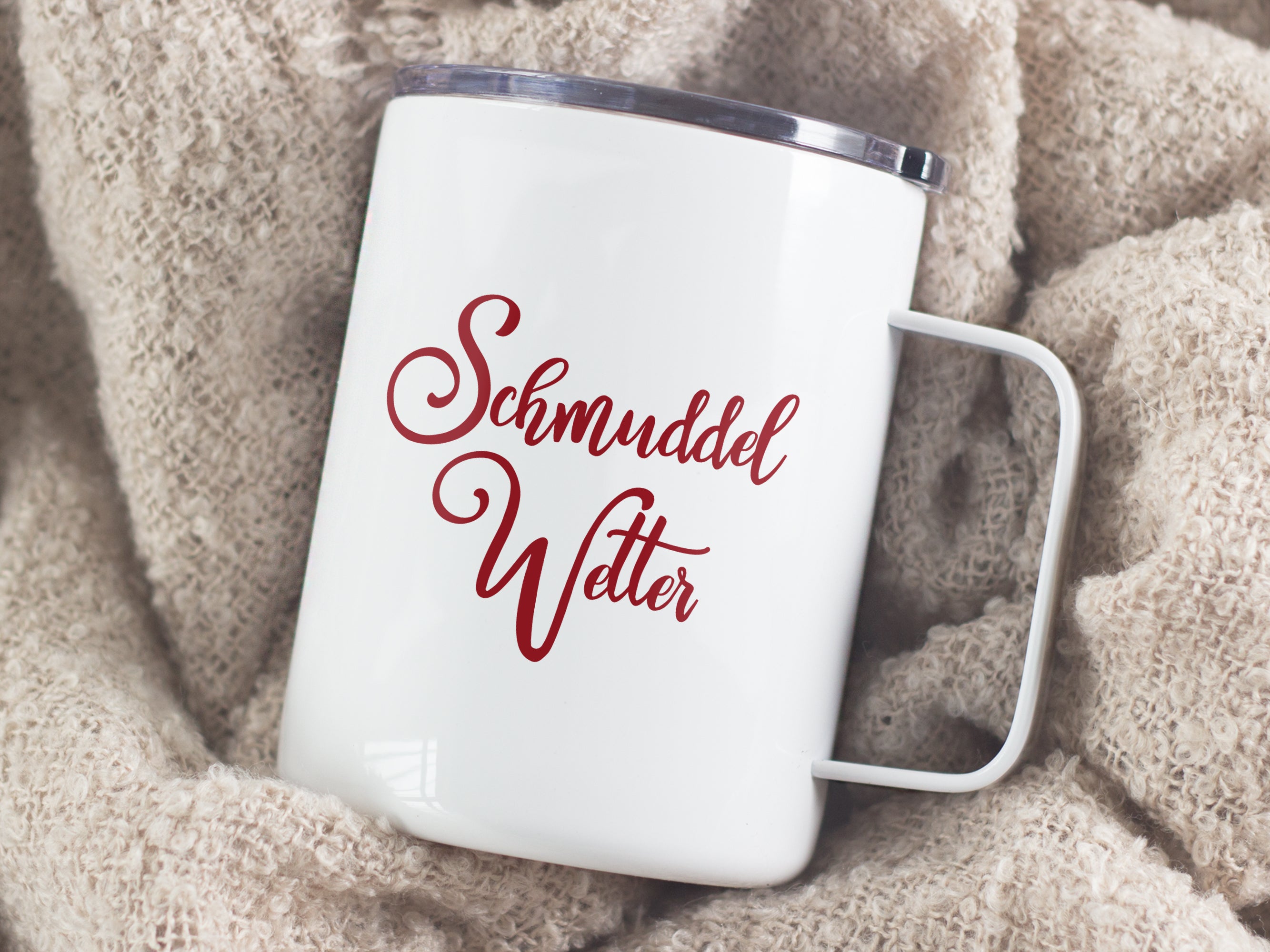Weißer Becher mit rotem Schriftzug "Schmuddel Wetter"