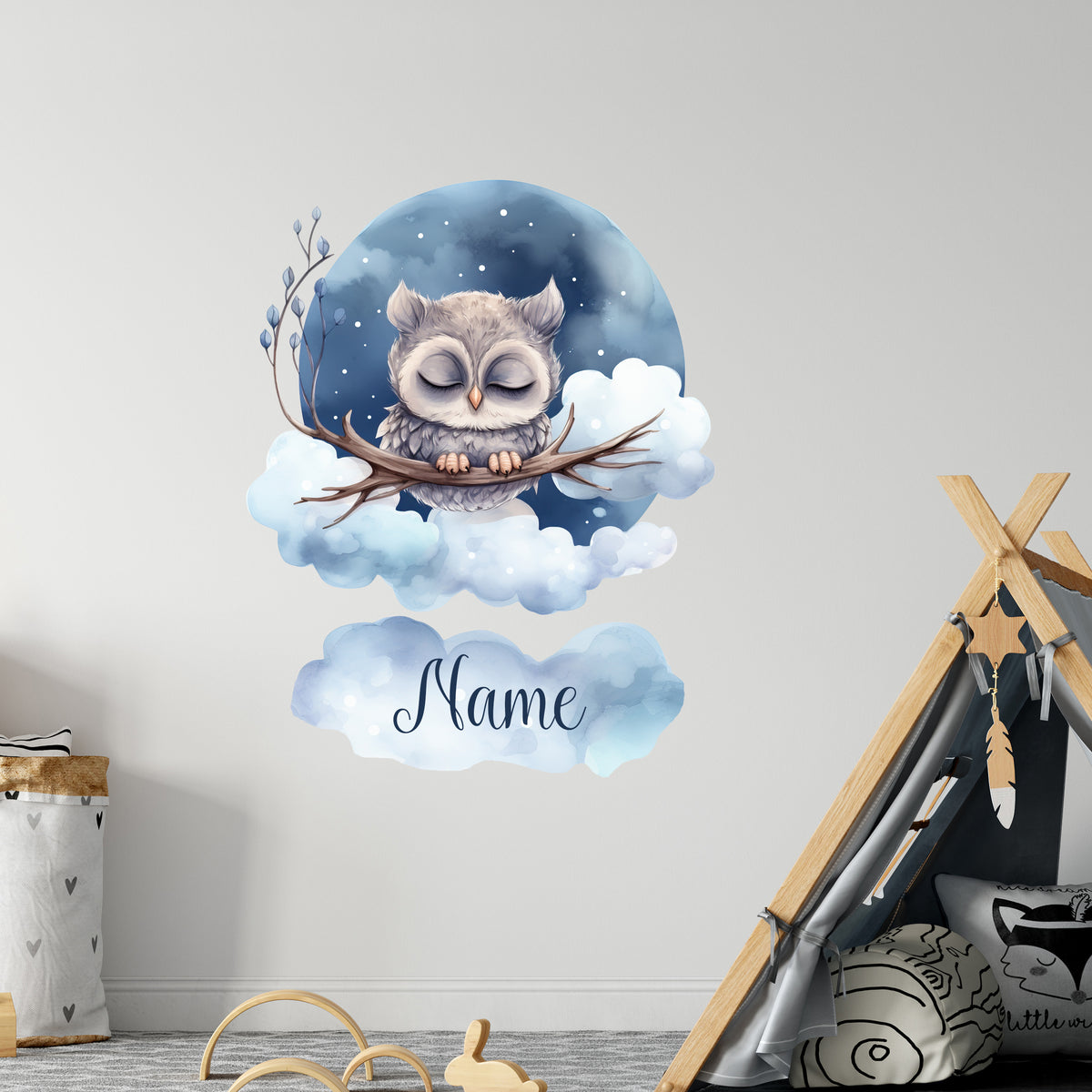 Wandtattoo mit schlafender Eule auf Wolke und Wunschname im Kinderzimmer