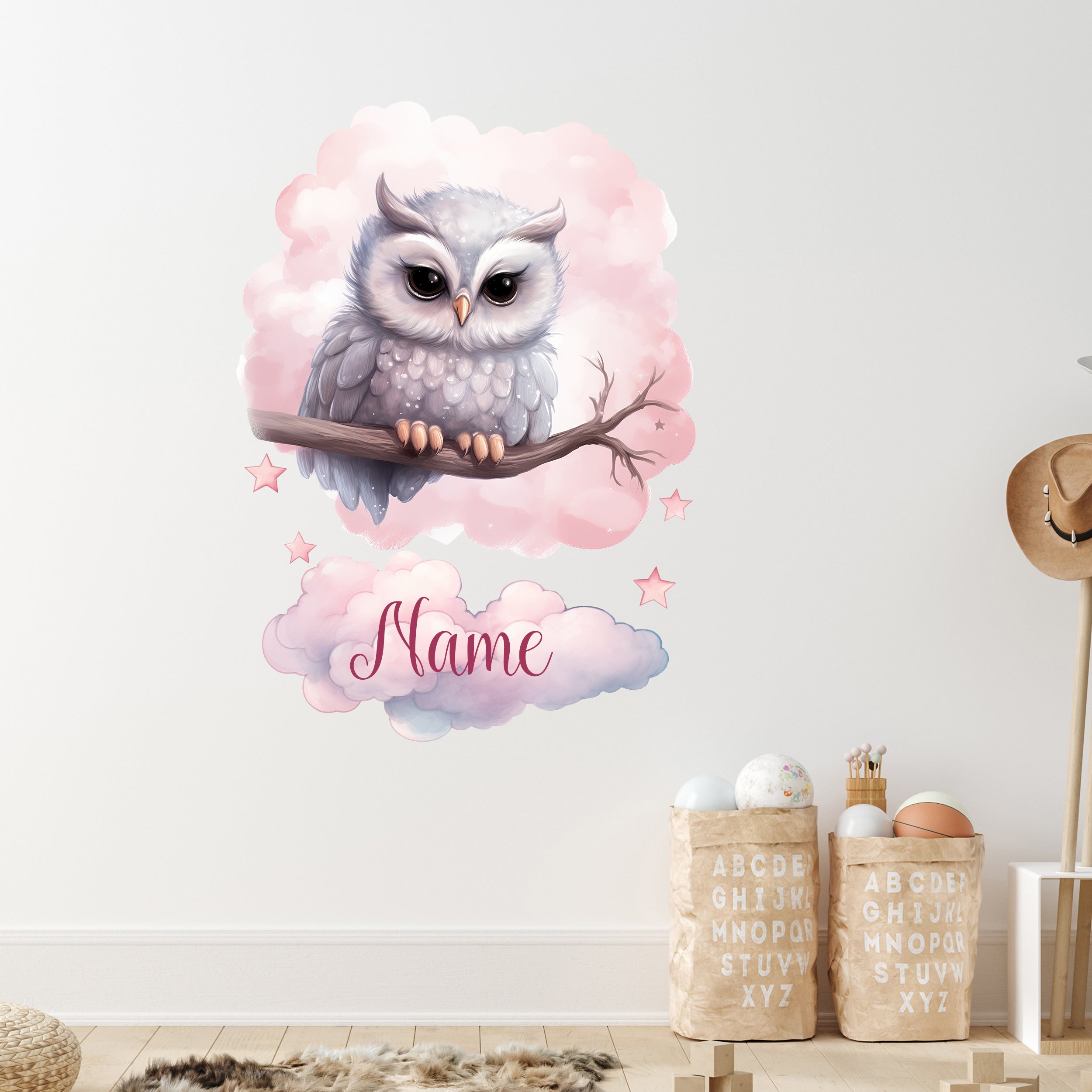 Wandtattoo mit Eule auf Ast, rosa Wolken und Wunschname an weißer Wand