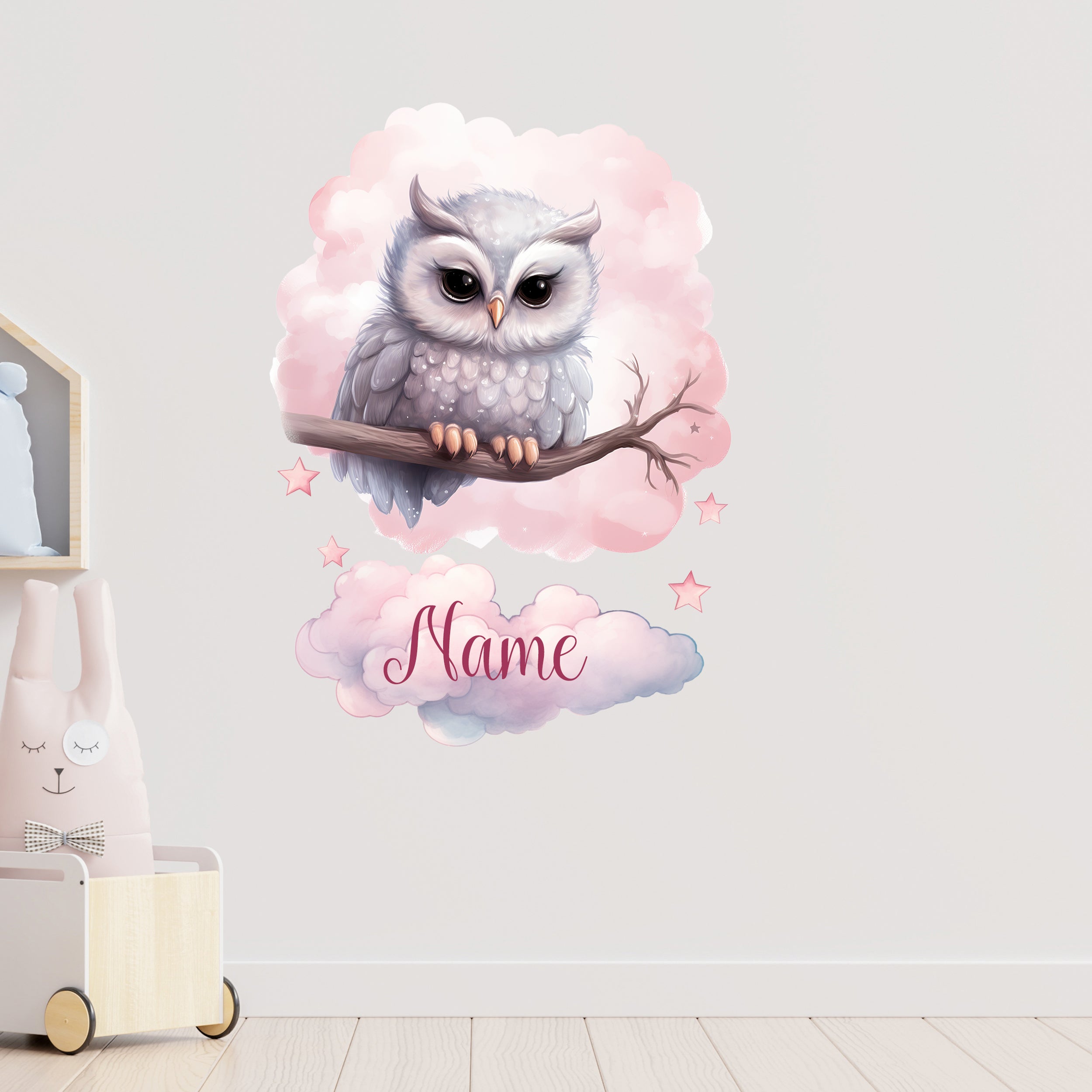 Wandtattoo mit Eule auf Ast, rosa Wolken und Wunschname im Kinderzimmer