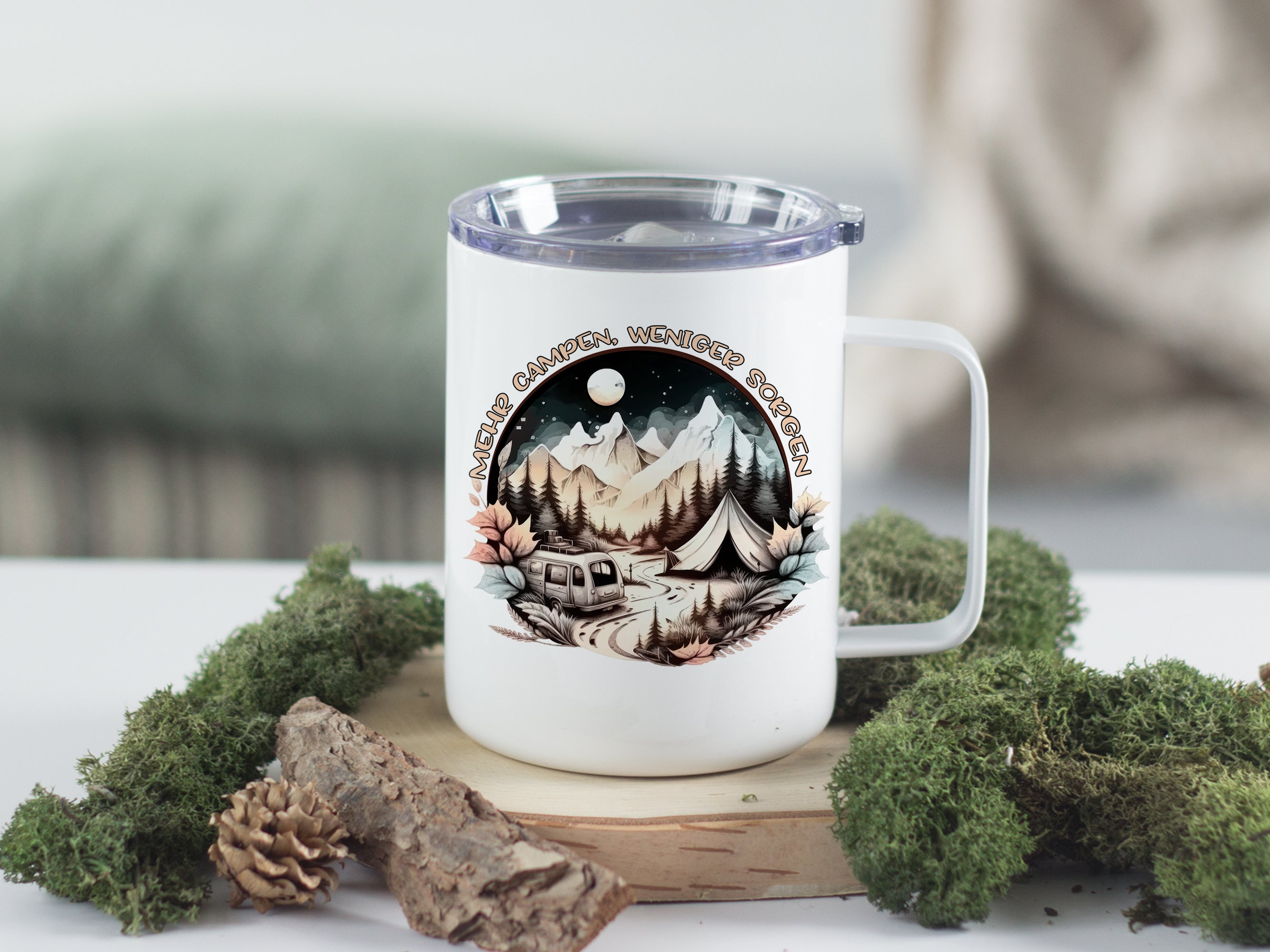 Weißer Kaffeebecher mit Berglandschaft und Wohnwagen-Design.