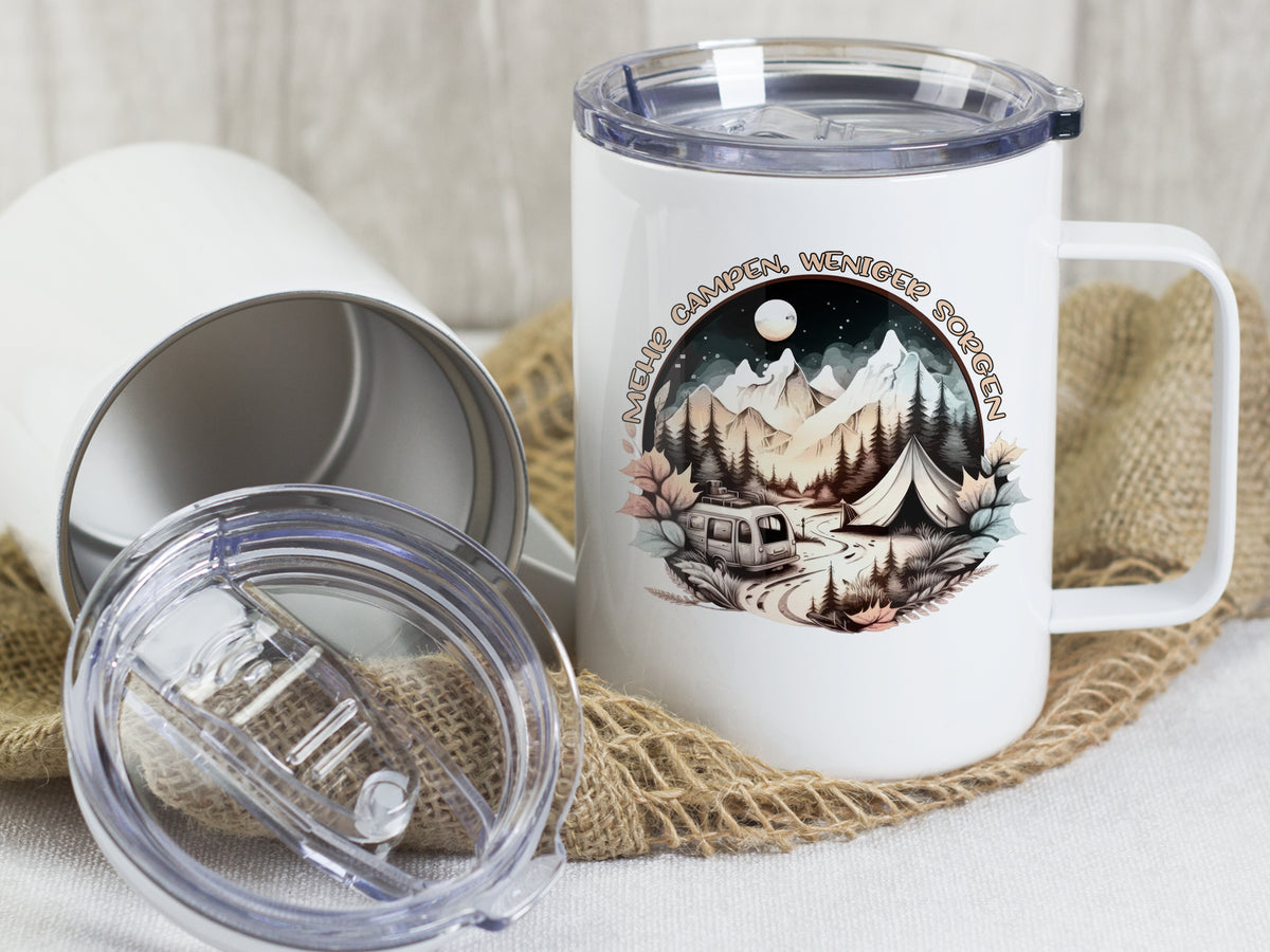 Weißer Becher mit Camping-Motiv und transparentem Deckel.