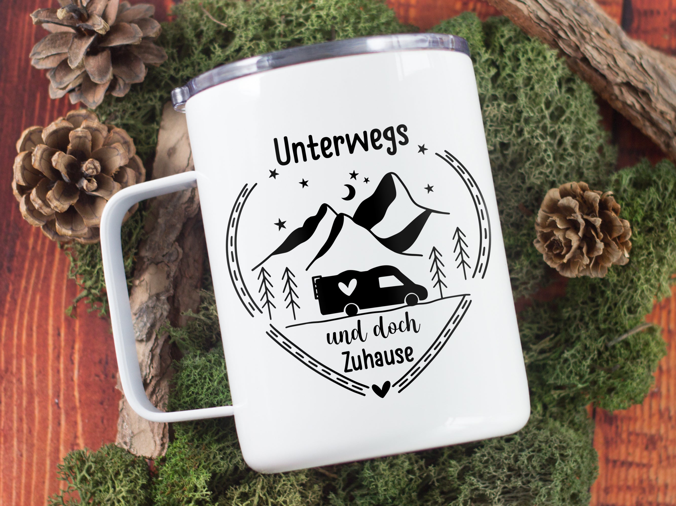 Weißer Campingbecher mit schwarzem Aufdruck, Berge und Auto.