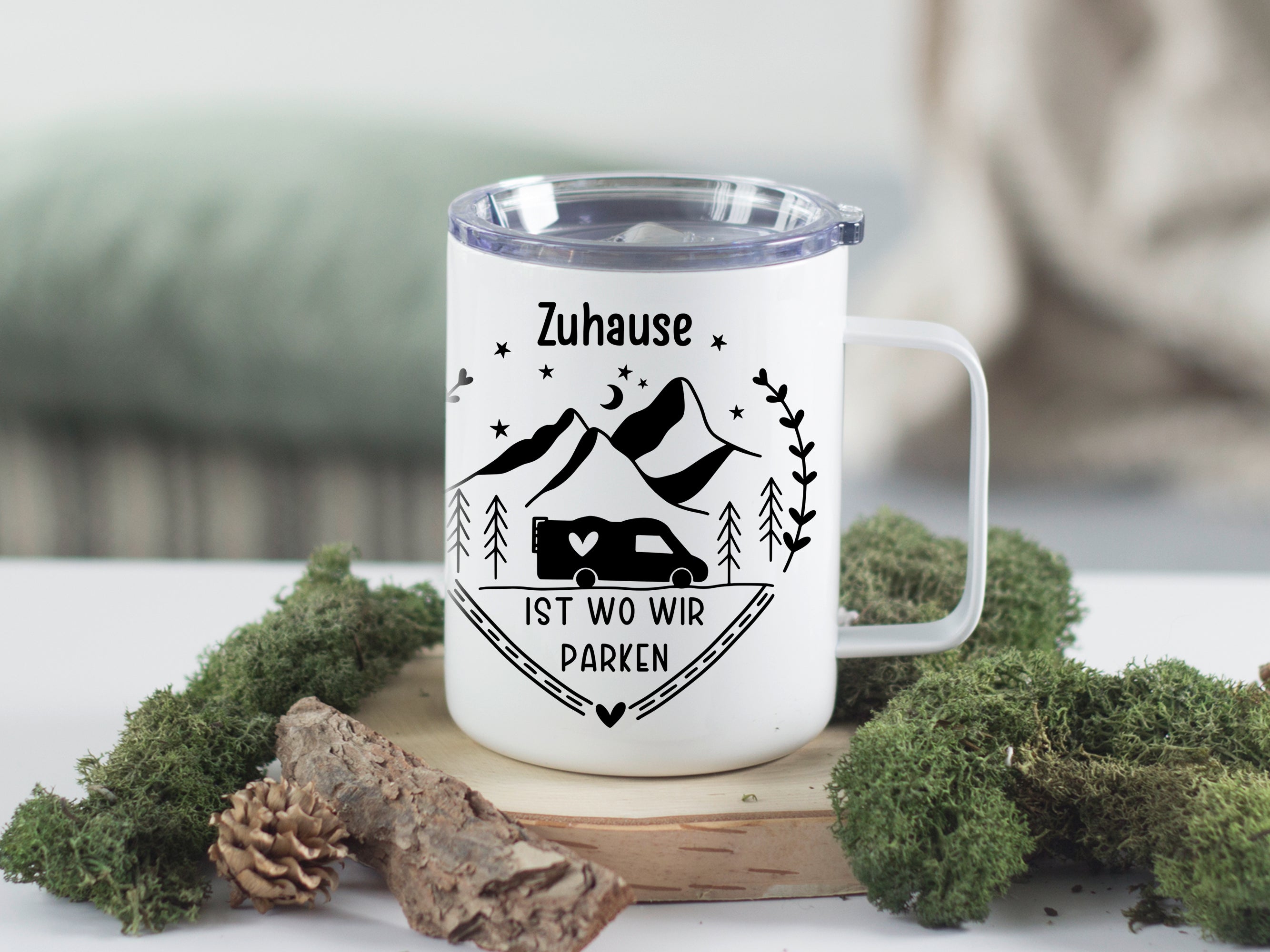Weißer Becher mit schwarzem Camping-Motiv und Schriftzug.