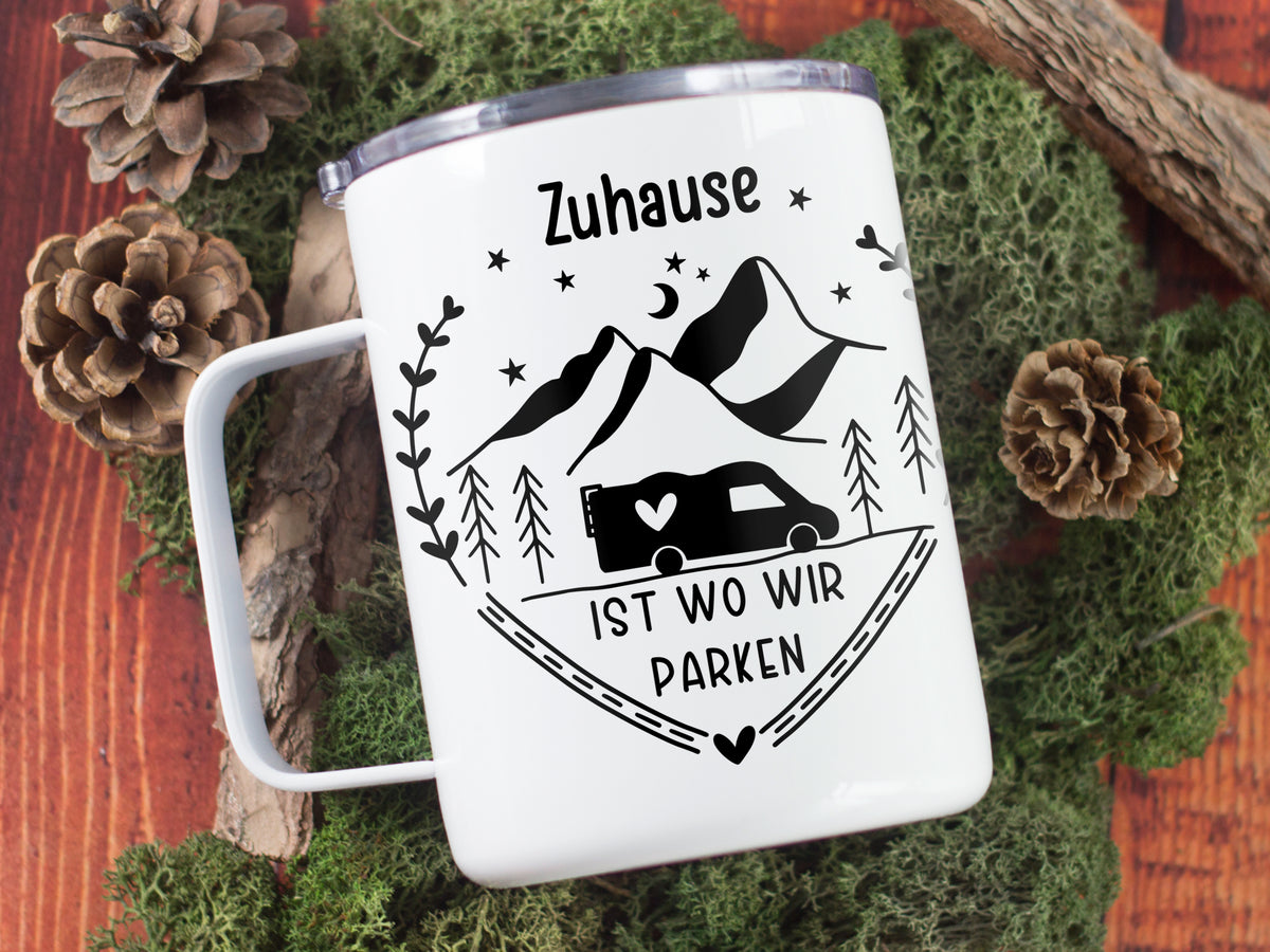 Weißer Becher mit schwarzem Camping-Motiv und Text.