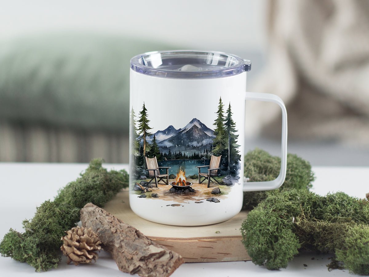 Weißer Becher mit Berglandschaft und Lagerfeuer-Motiv.