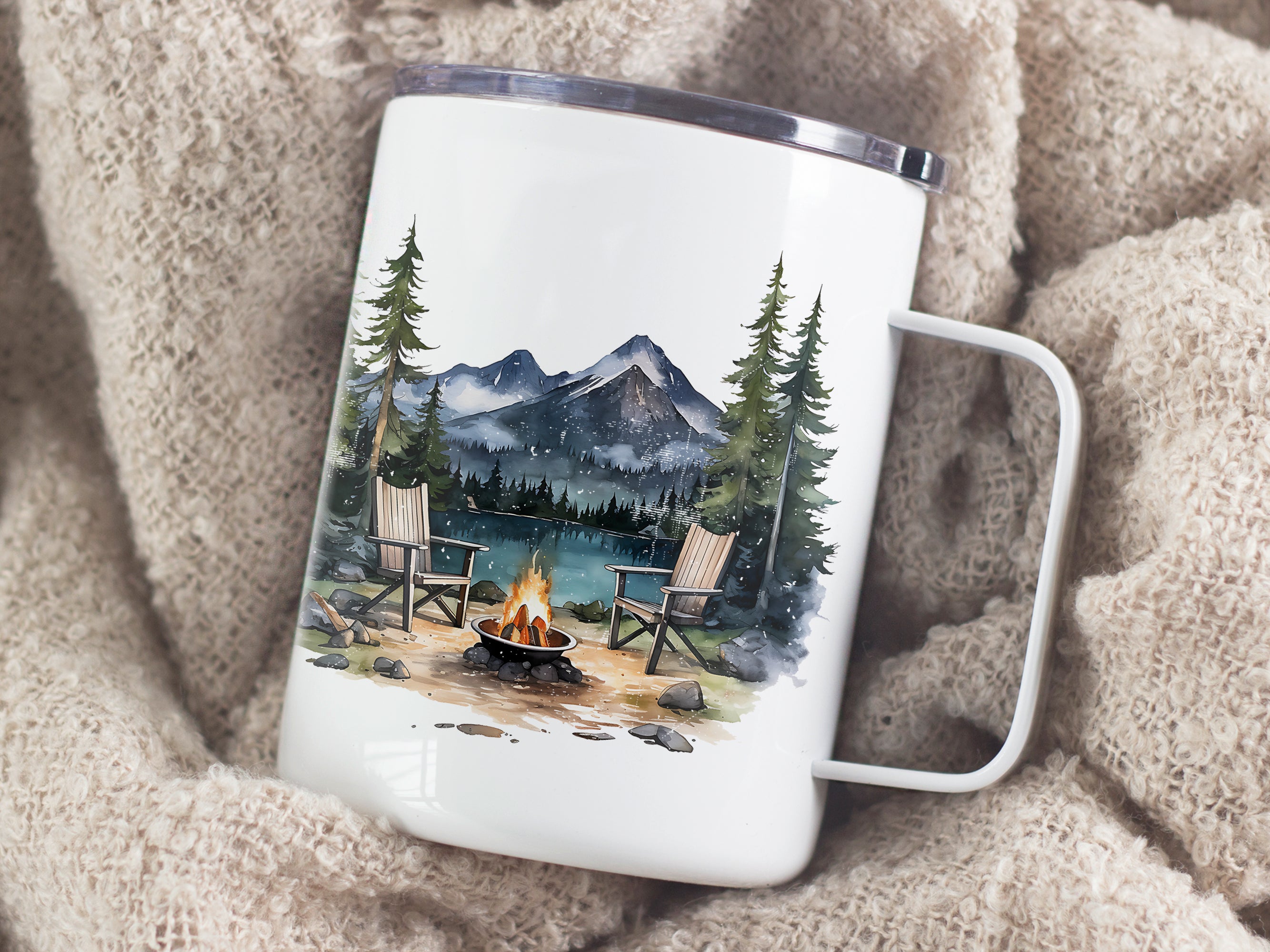 Weißer Campingbecher mit Berglandschaft und Lagerfeuer-Motiv.