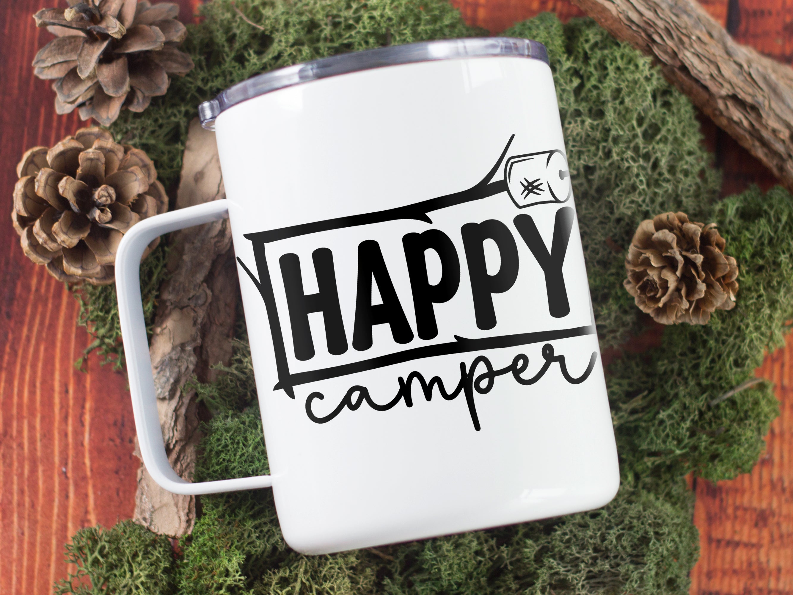 Weißer Becher mit schwarzem "HAPPY camper"-Schriftzug.