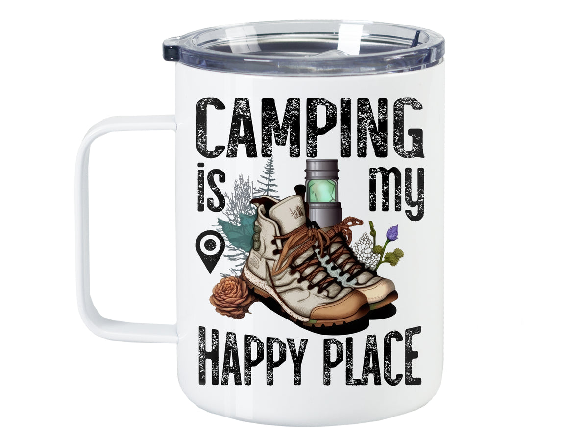 Camping-Tasse mit Wanderschuhen, grünem Getränk und Pflanzen.