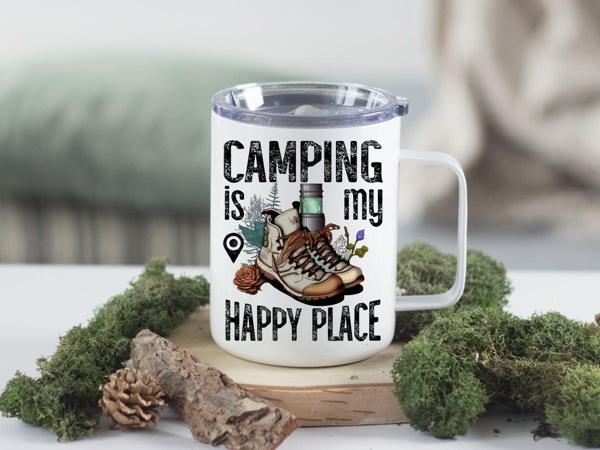 Camping-Tasse mit buntem Design und Wanderstiefeln.