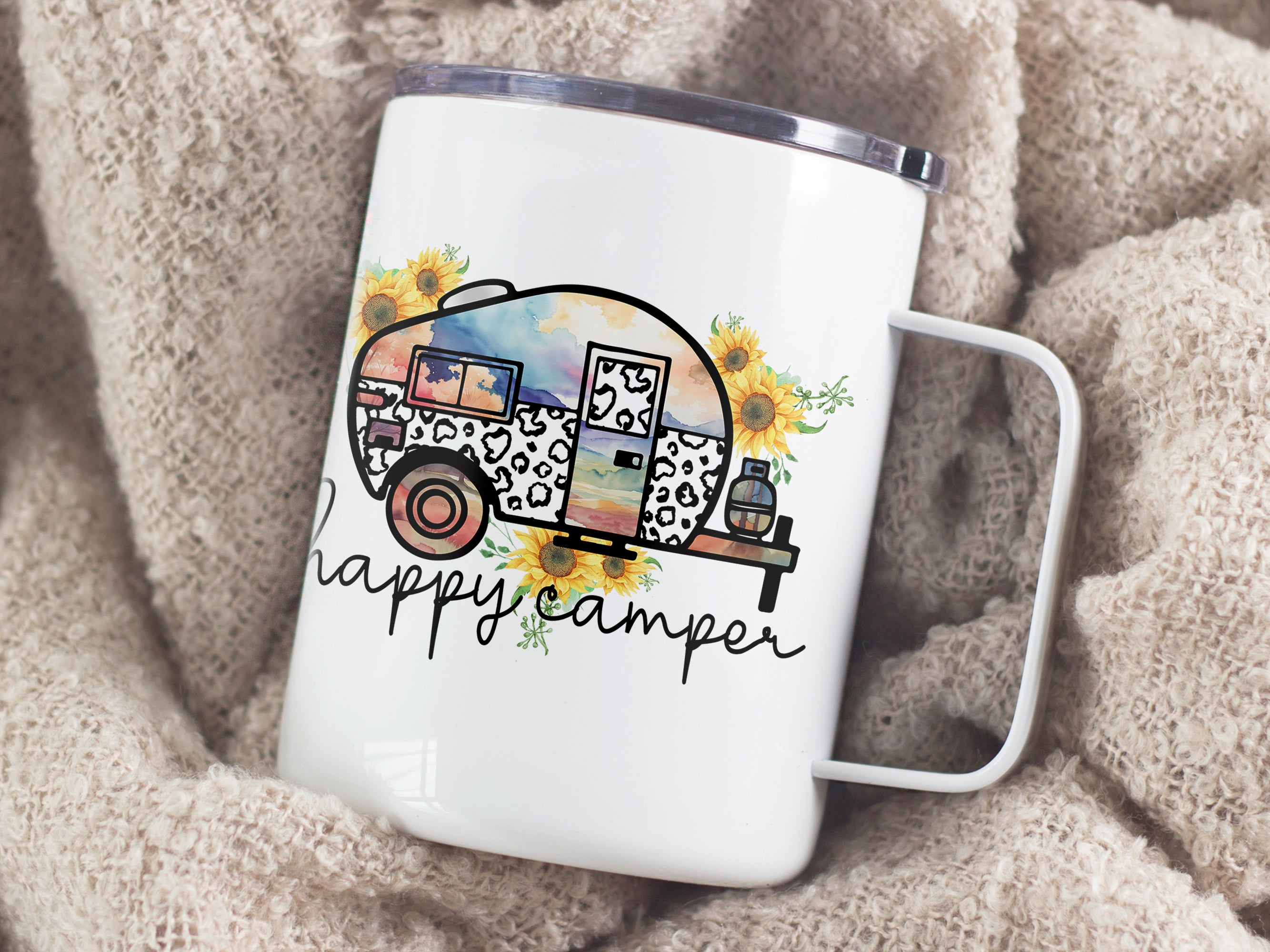 Tasse mit buntem Wohnwagen-Design und Sonnenblumen.