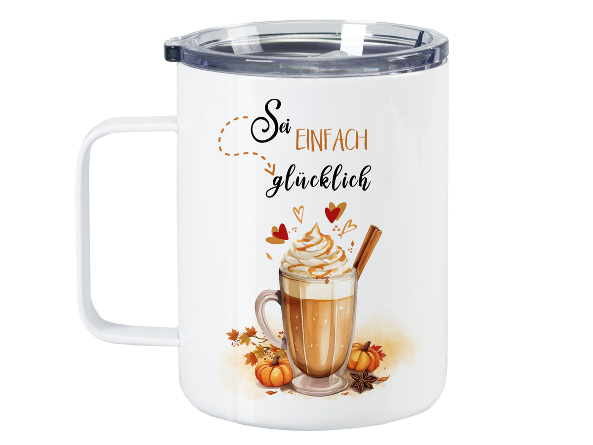 Weißer Becher mit Aufschrift „Sei einfach glücklich“ und Getränk.
