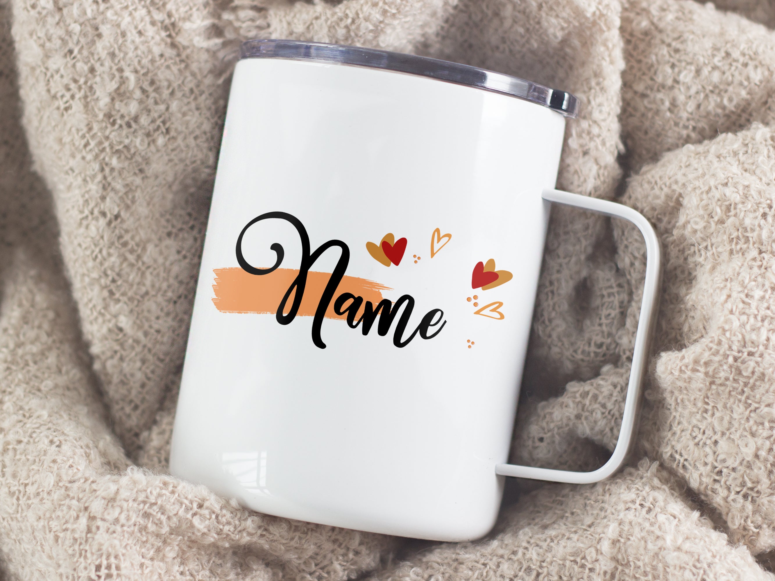Weiße Tasse mit personalisiertem Namen und Herzmotiven.