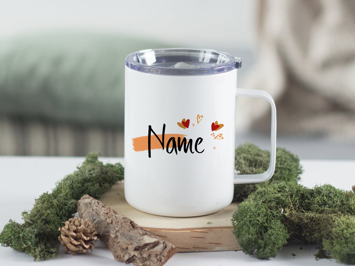 Weißer Becher mit personalisierbarem Namen und Herzmotiven.