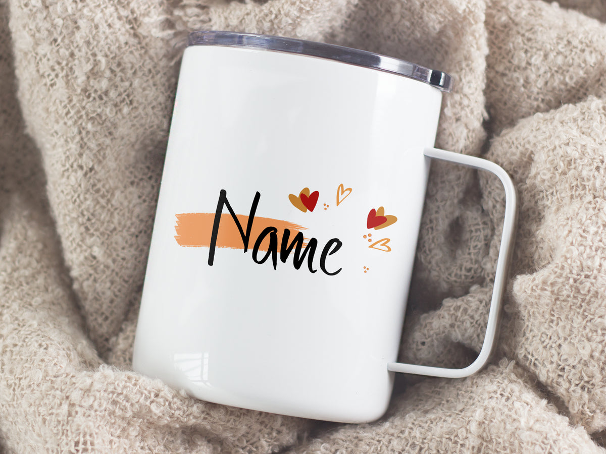 Weiße Tasse mit personalisierbarem Namen und Herzmotiven.