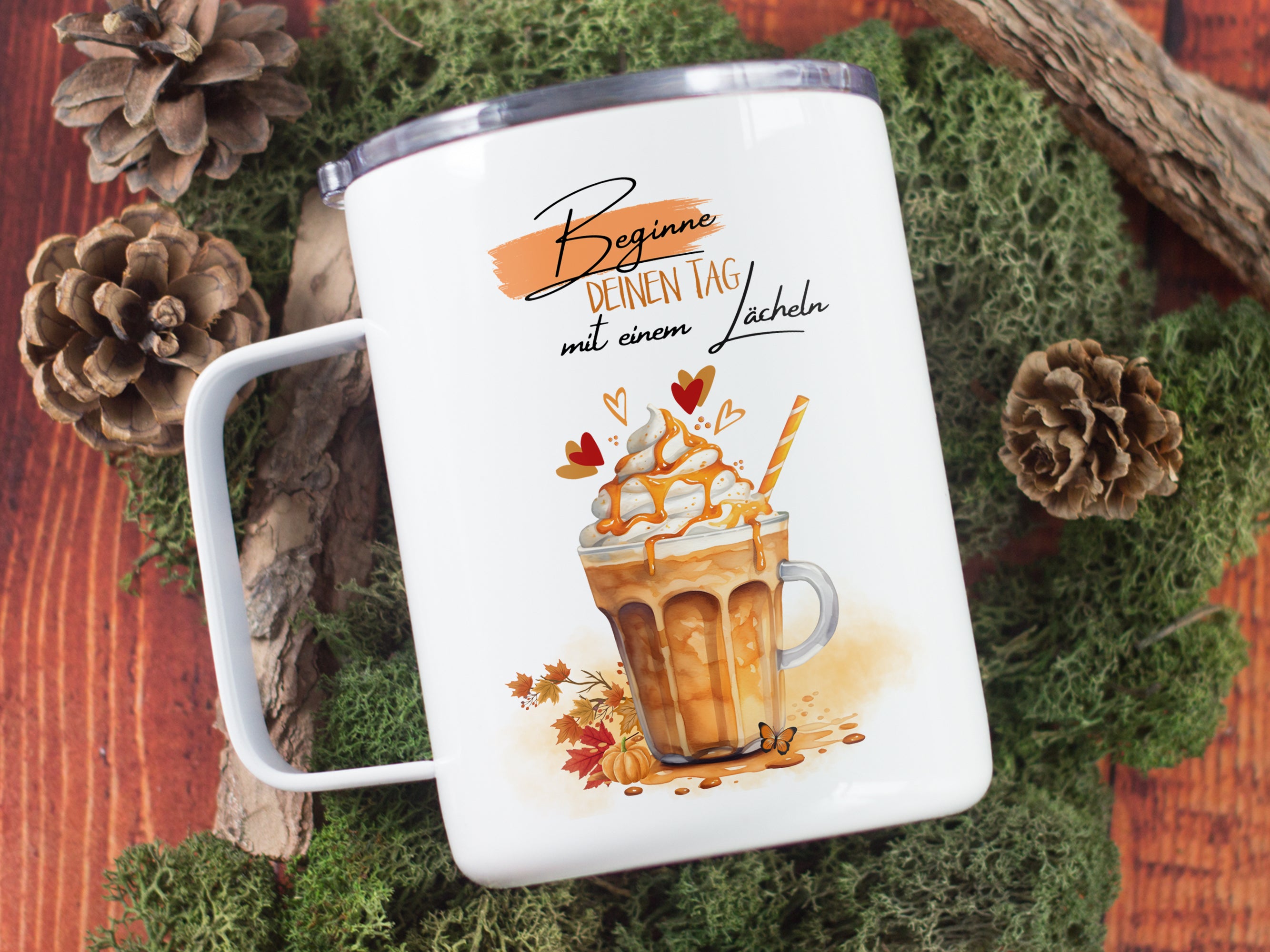 Kaffeetasse mit karamellisiertem Getränk und motivierendem Spruch.