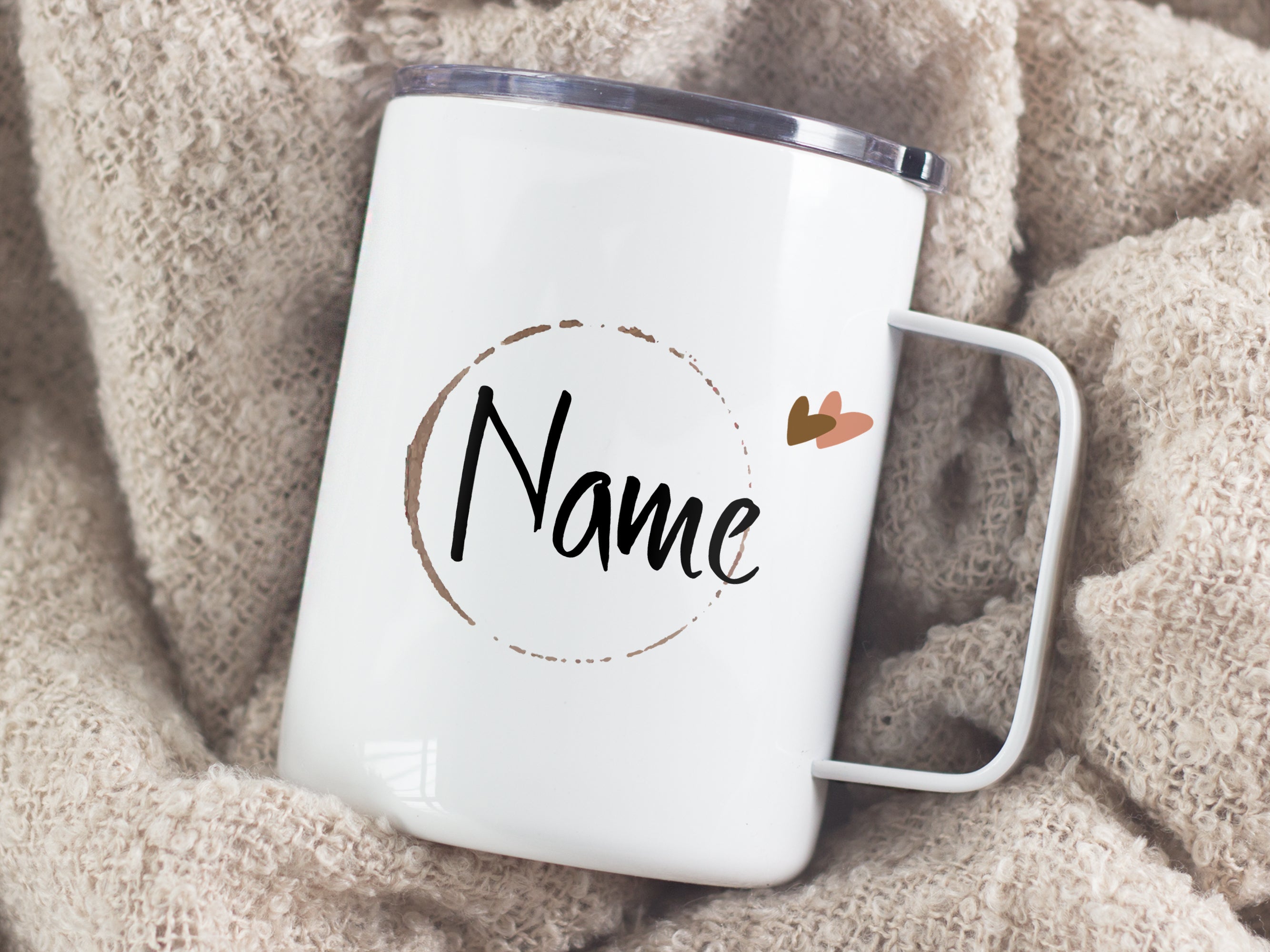 Weißer Becher mit personalisiertem Namen und Herz-Design.