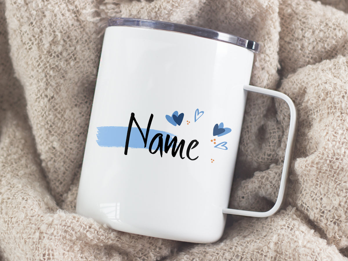 Weißer Becher mit personalisiertem Namen und Herzmotiven.