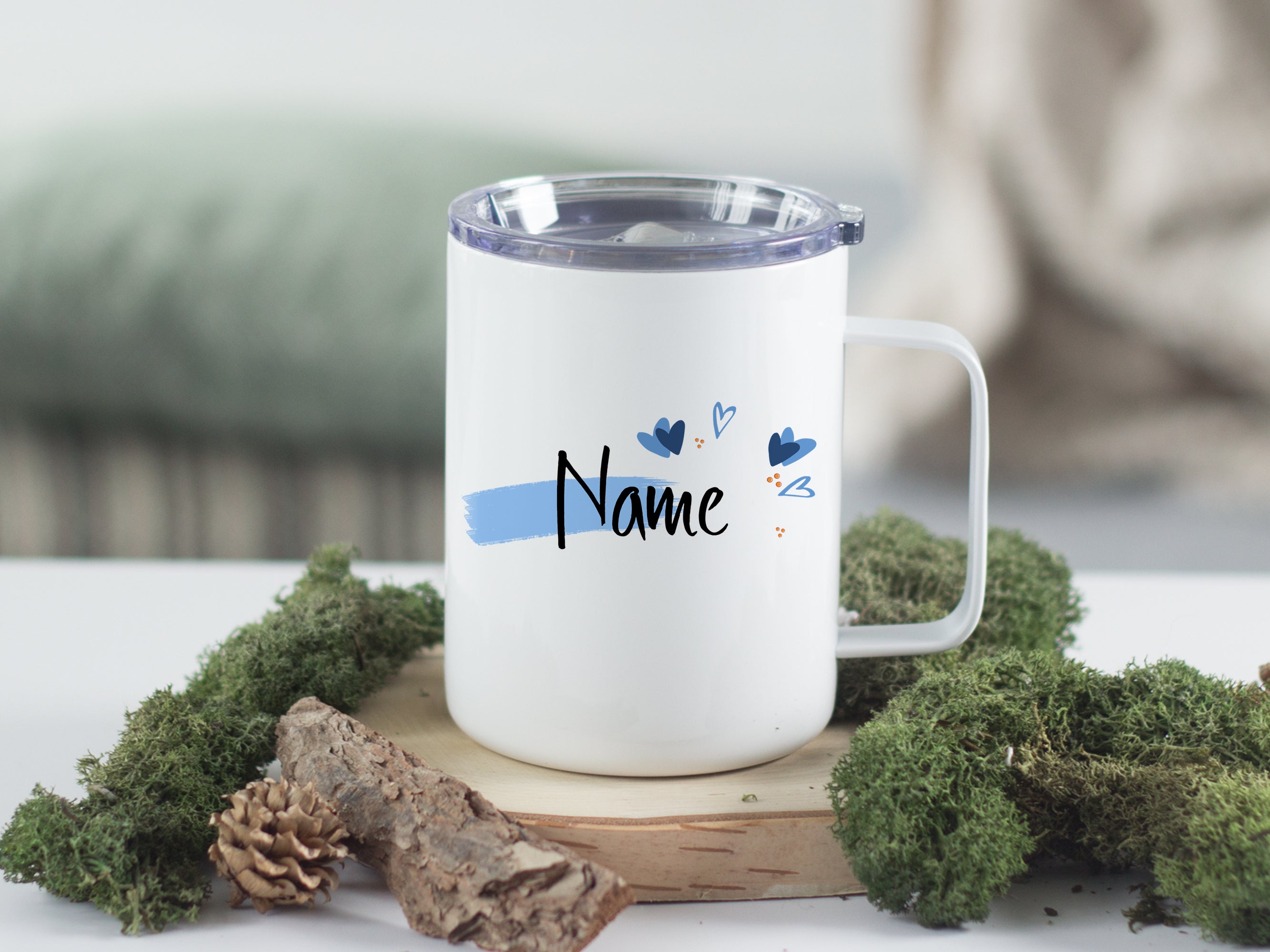 Weißer Becher mit personalisierbarem Namen und blauen Akzenten.
