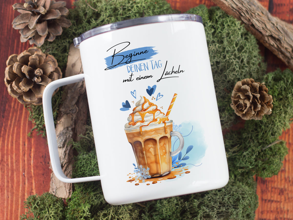 Weißer Becher mit Kaffeeglas-Illustration und Spruch.