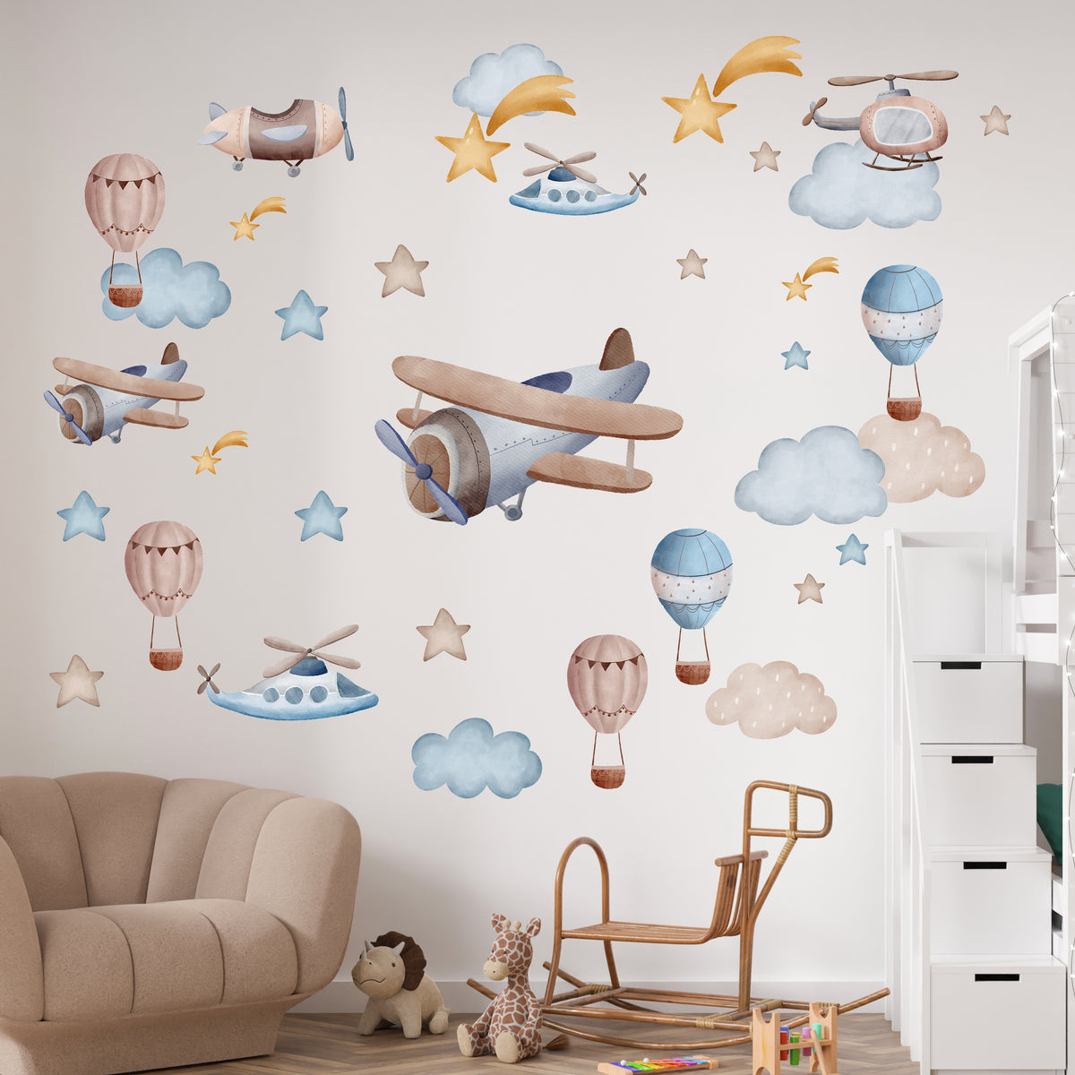 Wandtattoo-Set mit Flugzeugen, Helikoptern, Ballons und Wolken im Kinderzimmer