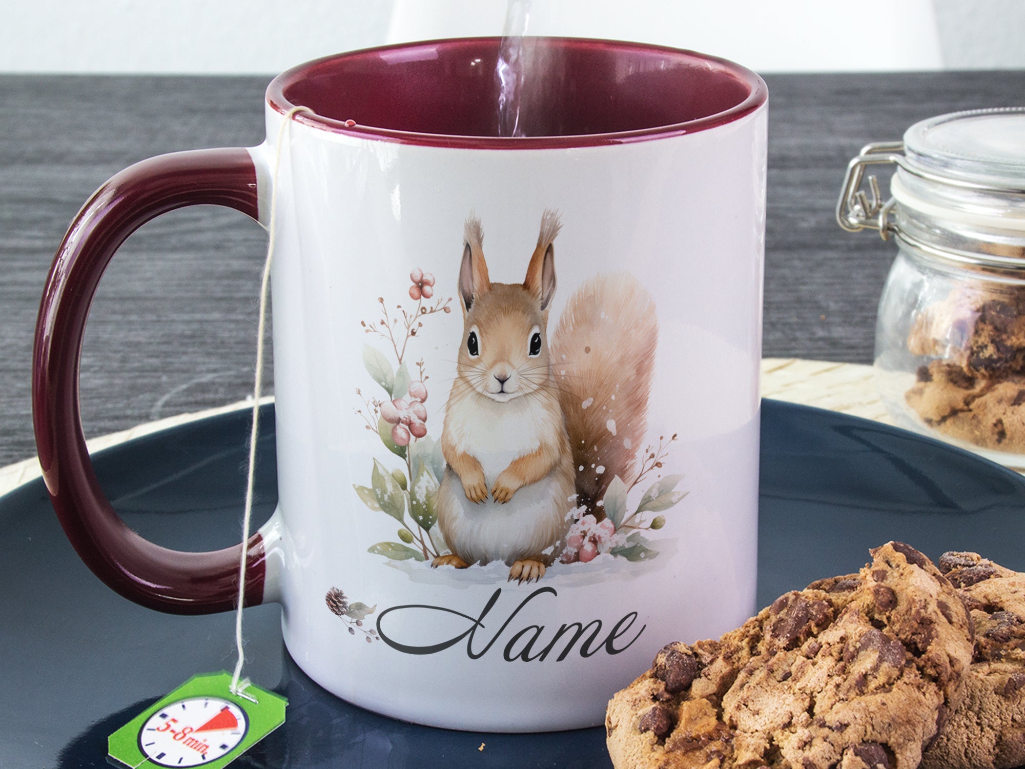 Tasse mit Eichhörnchen-Motiv und personalisierbarem Namen, rot.