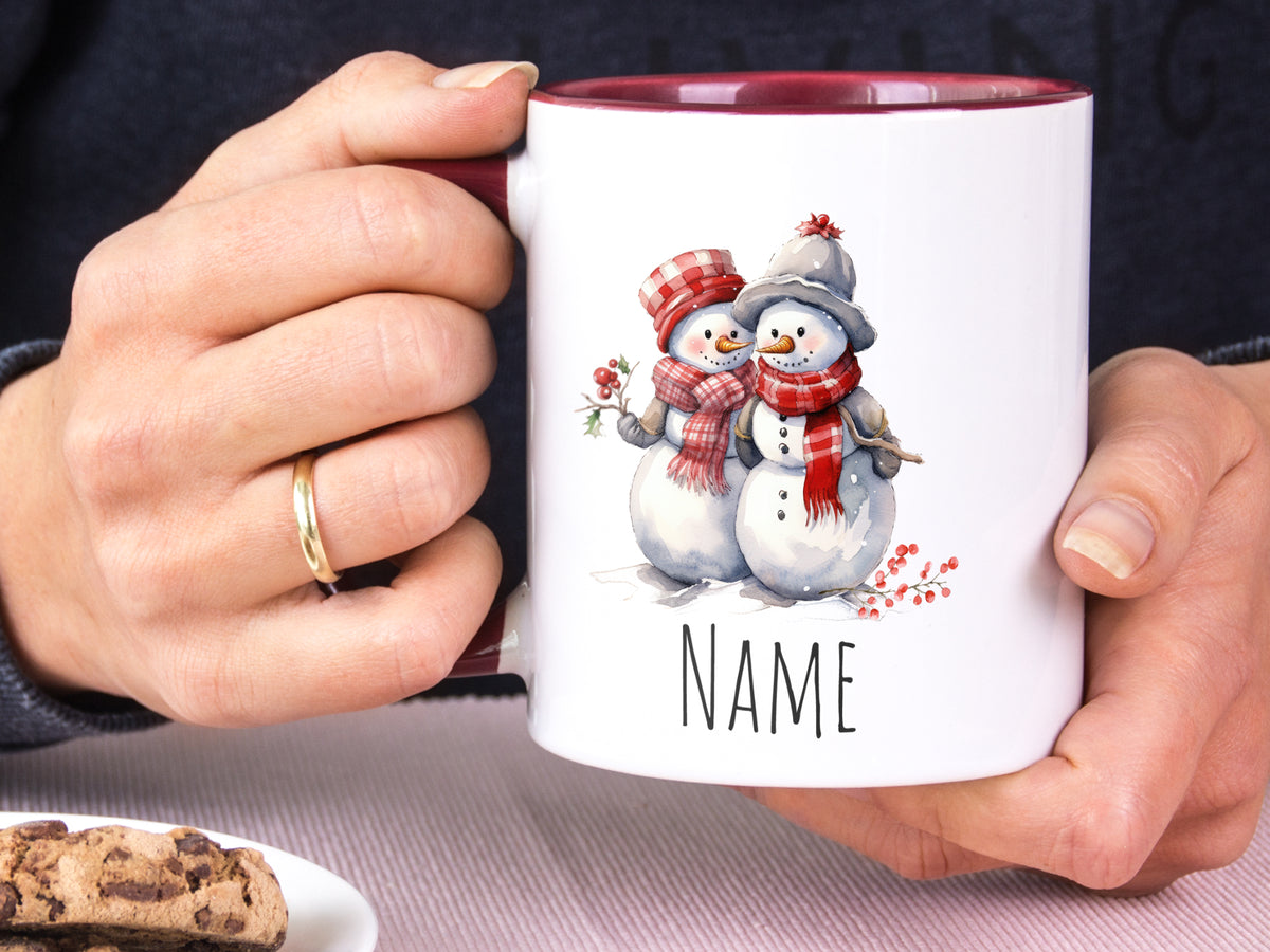 Tasse mit Schneemann-Motiv, rot-weißer Farbgebung, personalisierbar.