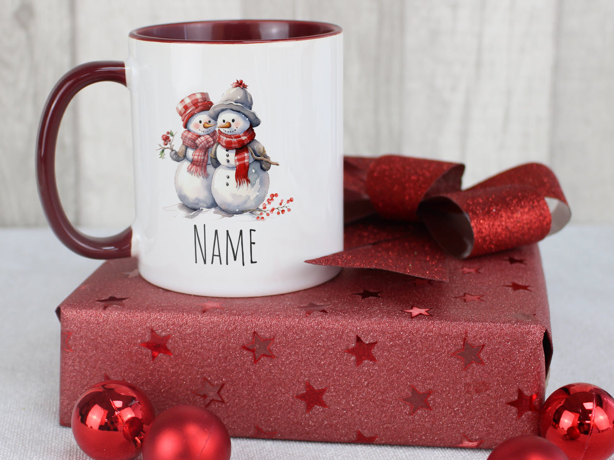 Kaffeetasse mit Schneemännern, rot-weißer Farbgebung, personalisierbar.
