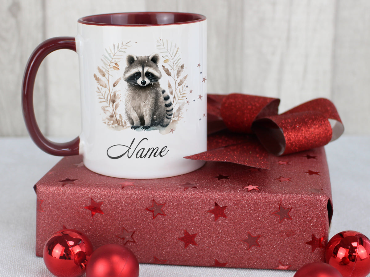 Tasse mit Waschbär-Motiv und rotem Henkel, personalisierbar.