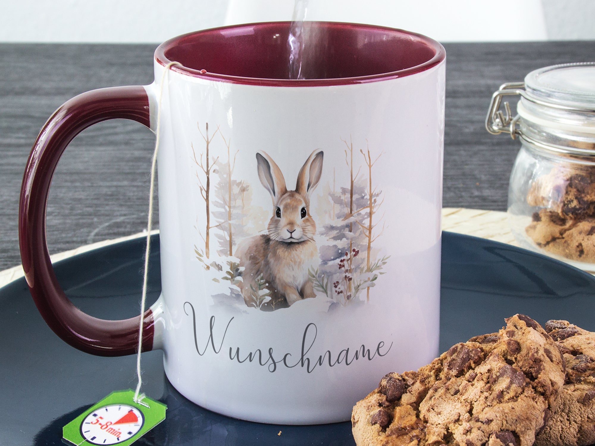 Tasse mit braunem Henkel und Hase, personalisierbar.