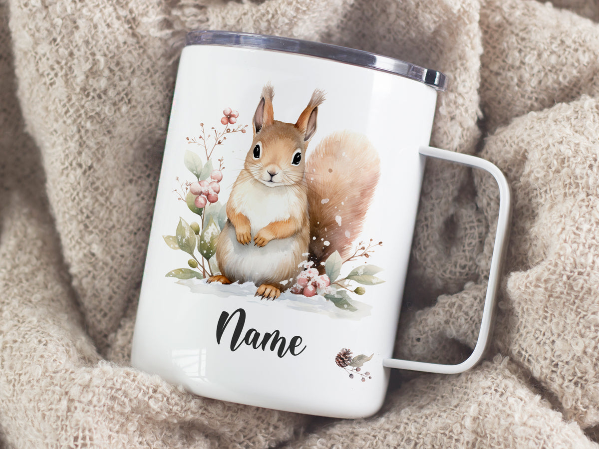 Weißer Becher mit Eichhörnchen-Motiv und personalisierbarem Namen.