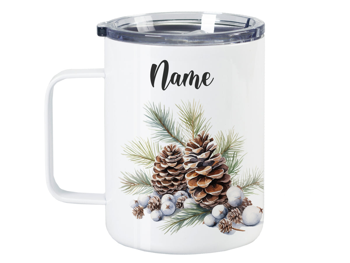 Weißer Becher mit Tannenzapfen und personalisiertem Namen.