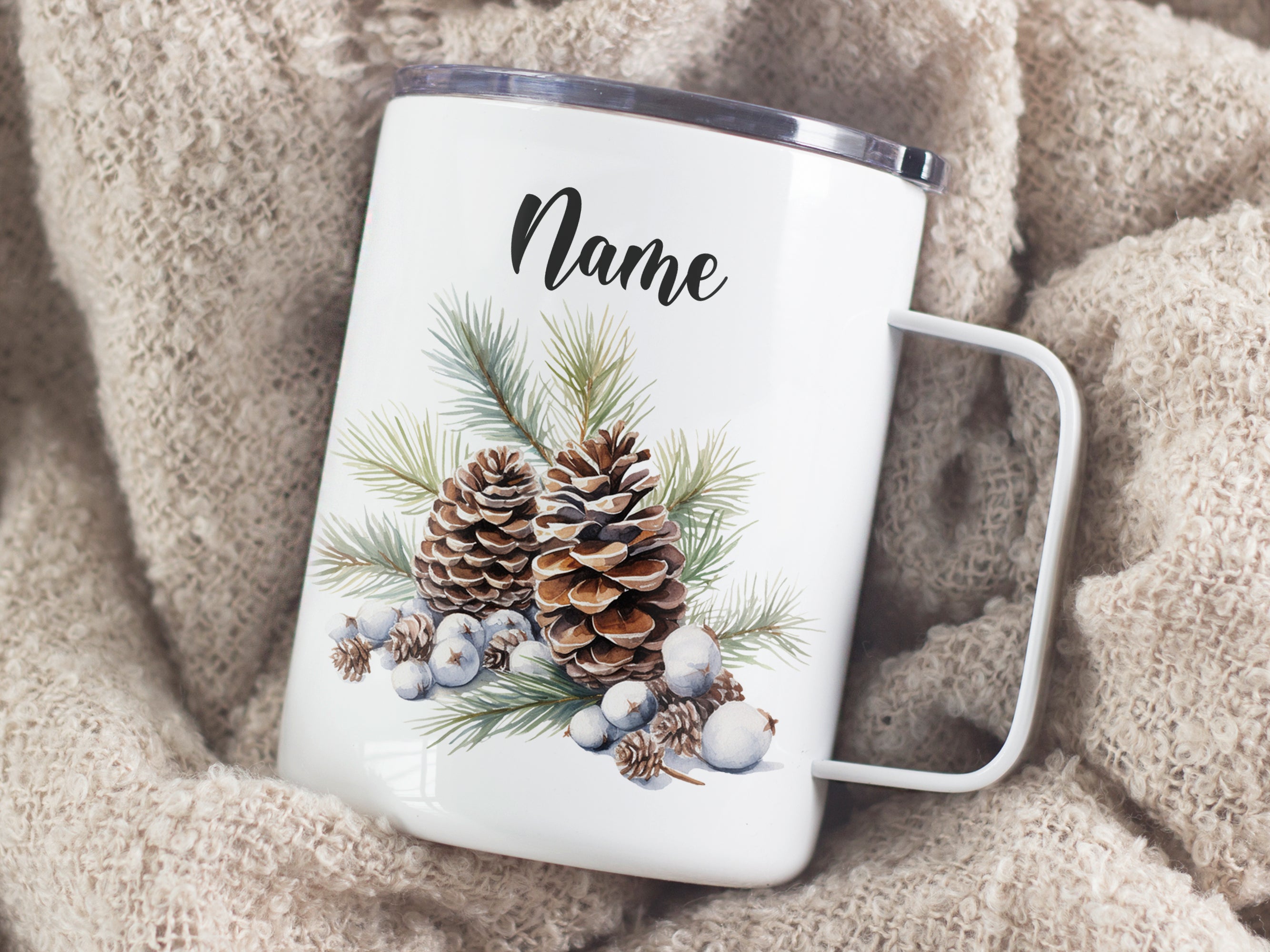 Weißer Becher mit Tannenzapfen und personalisierbarem Namen.