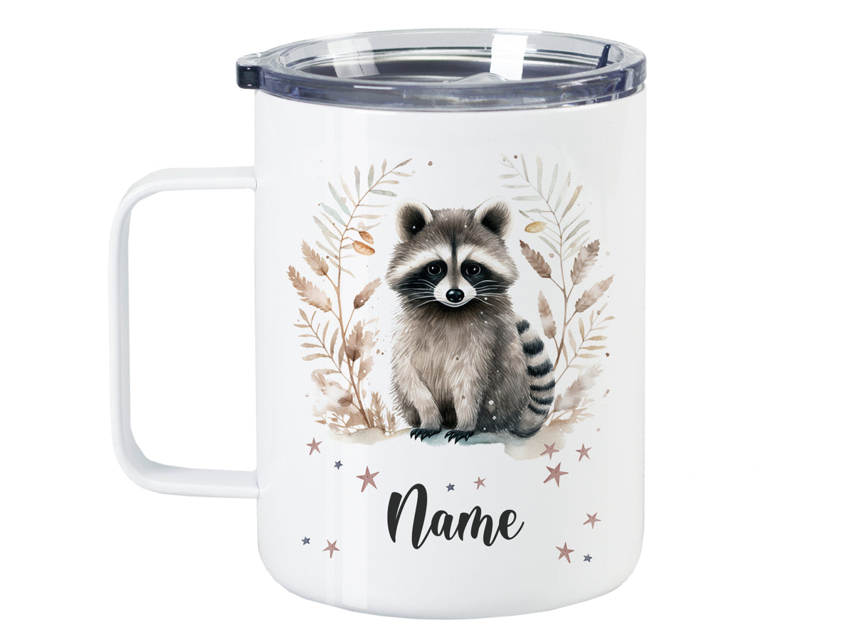 Weißer Becher mit Waschbär-Motiv und personalisierbarem Namen.