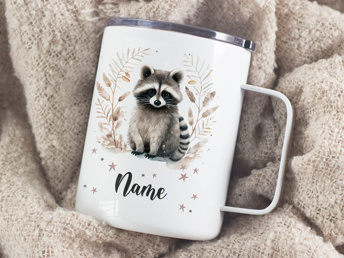 Weißer Becher mit Waschbär-Motiv und personalisierbarem Namen.