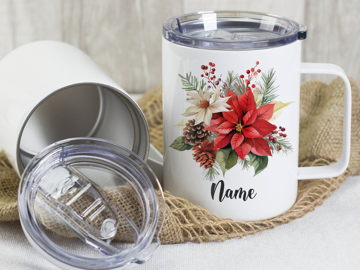 Weißer Becher mit roter Weihnachtsblume und personalisiertem Namen.