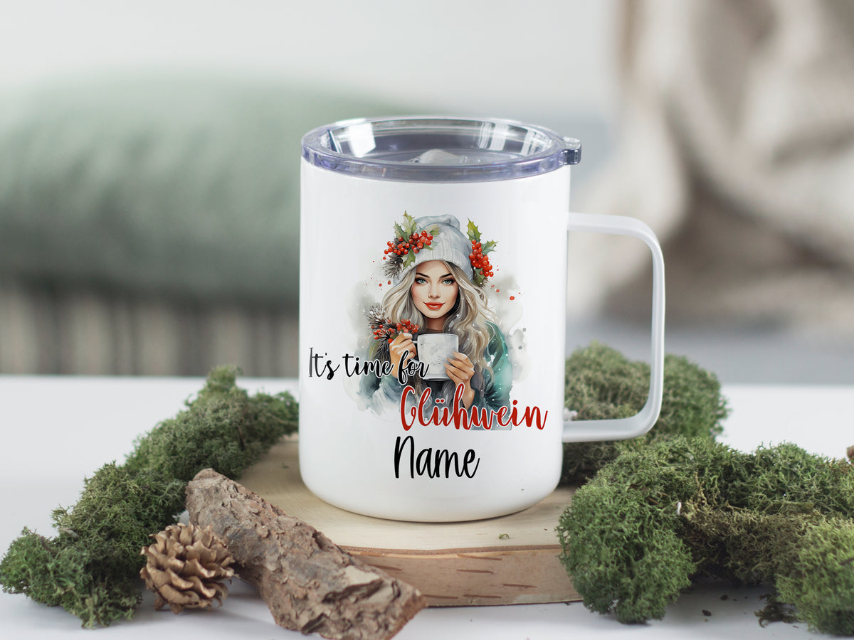 Weißer Becher mit buntem, floralem Design und persönlichem Namen.