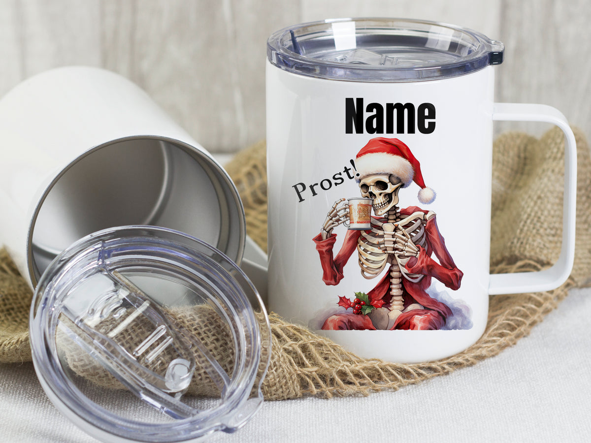 Weißer Becher mit Skelett, Weihnachtsmütze und "Prost!"