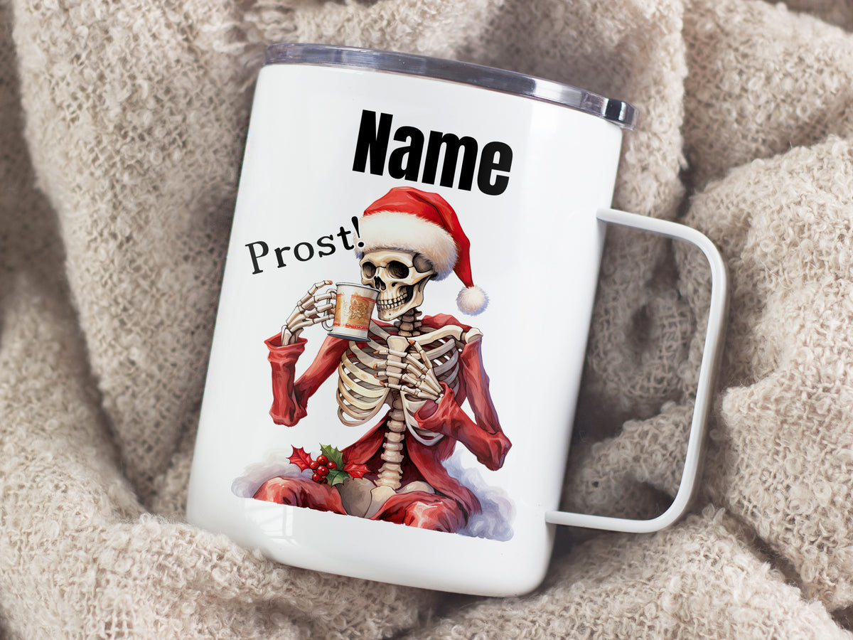 Weißer Becher mit Skelett in Weihnachtsmütze und "Prost!"
