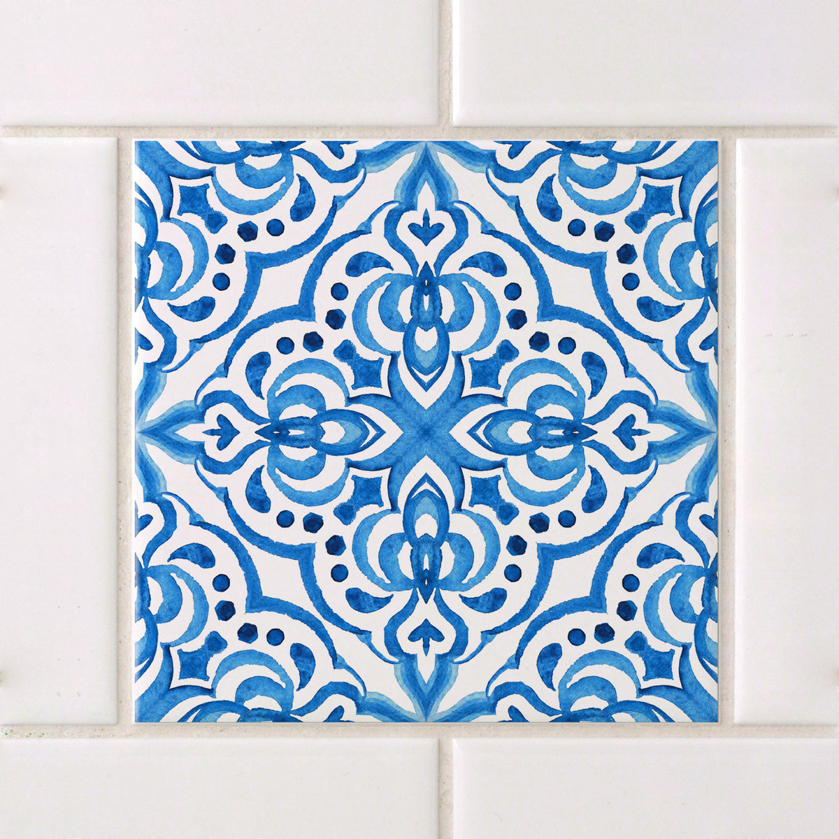 Blaue Fliese mit floralem Muster auf weißem Hintergrund.