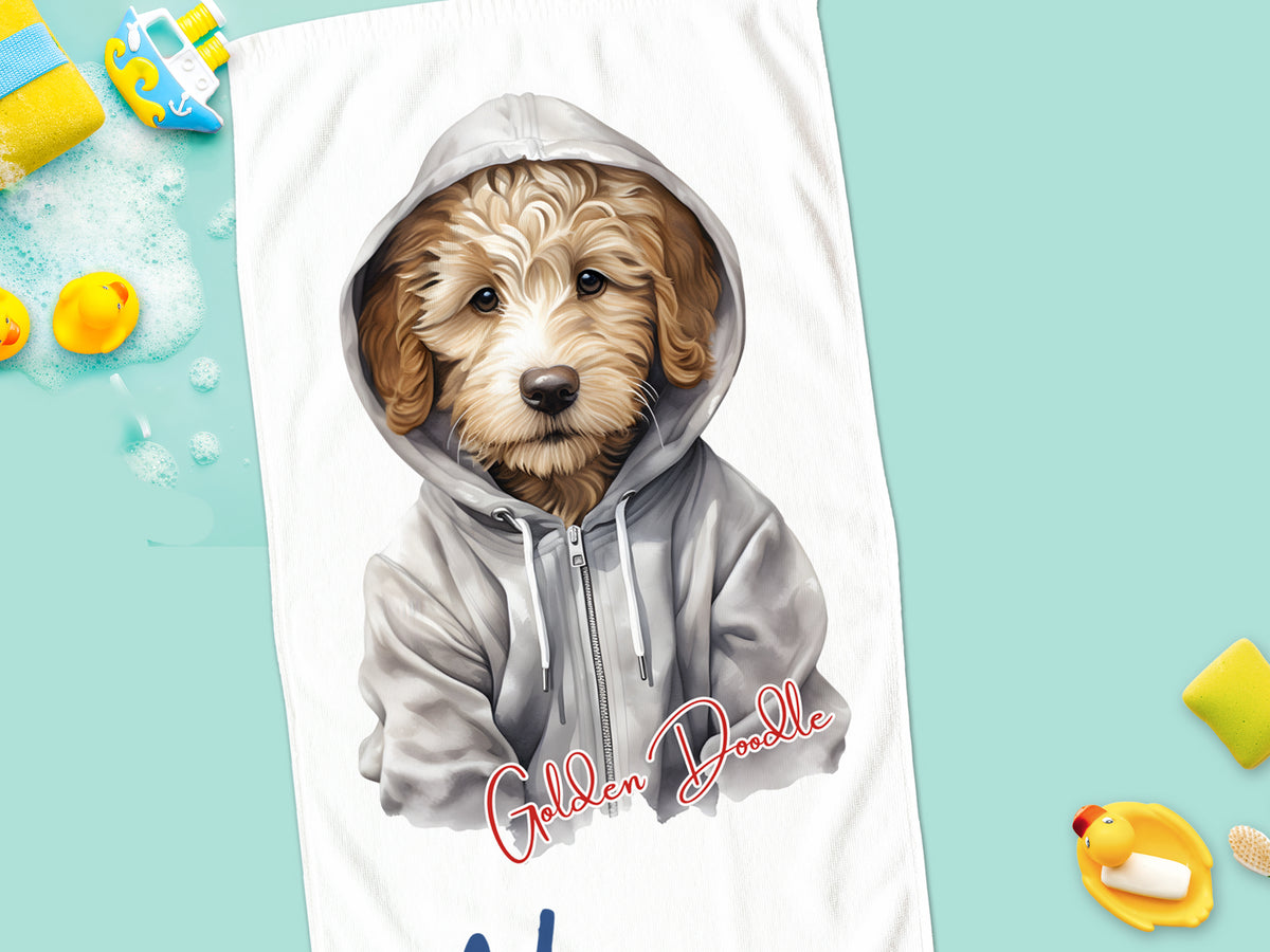 Hund im grauen Hoodie, Golden Doodle, auf Handtuch.