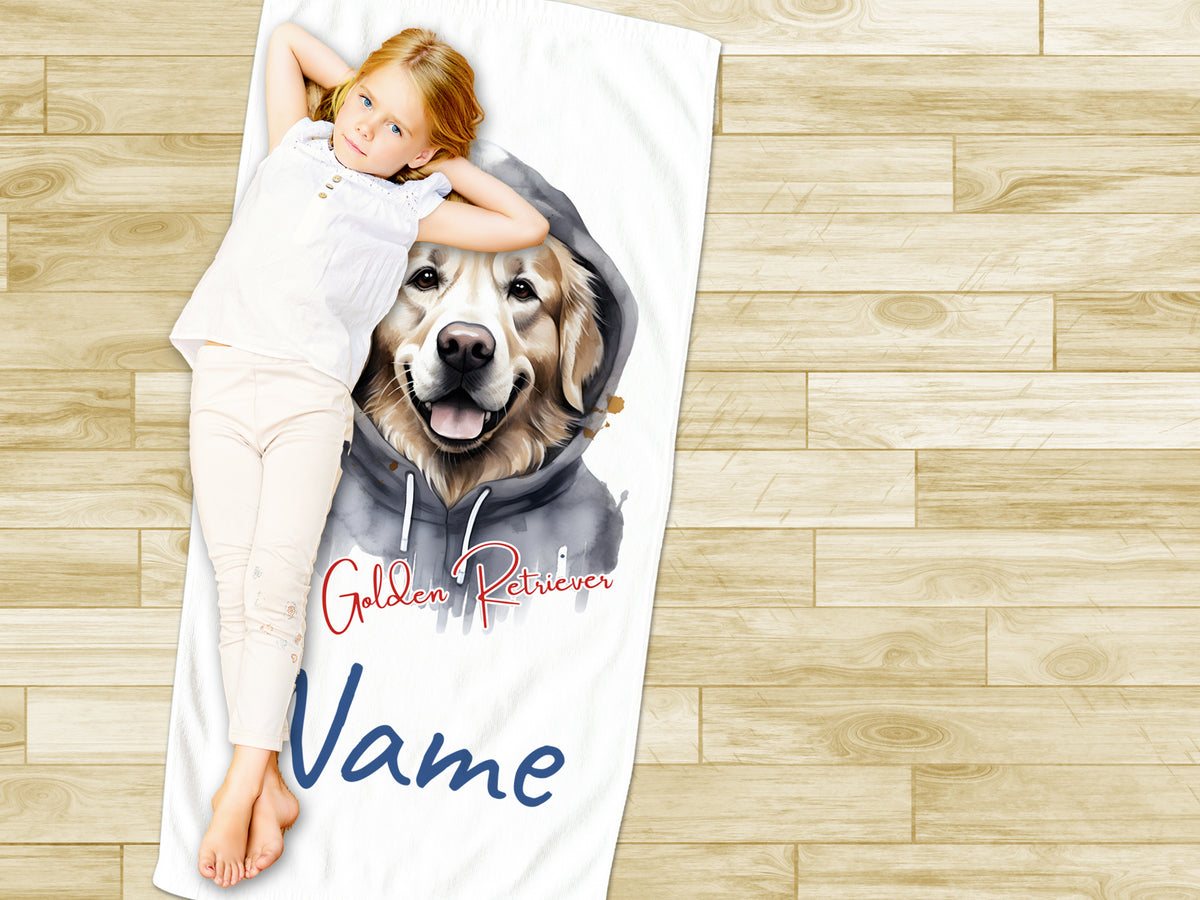 Person mit goldenem Retriever auf einem personalisierten Handtuch.