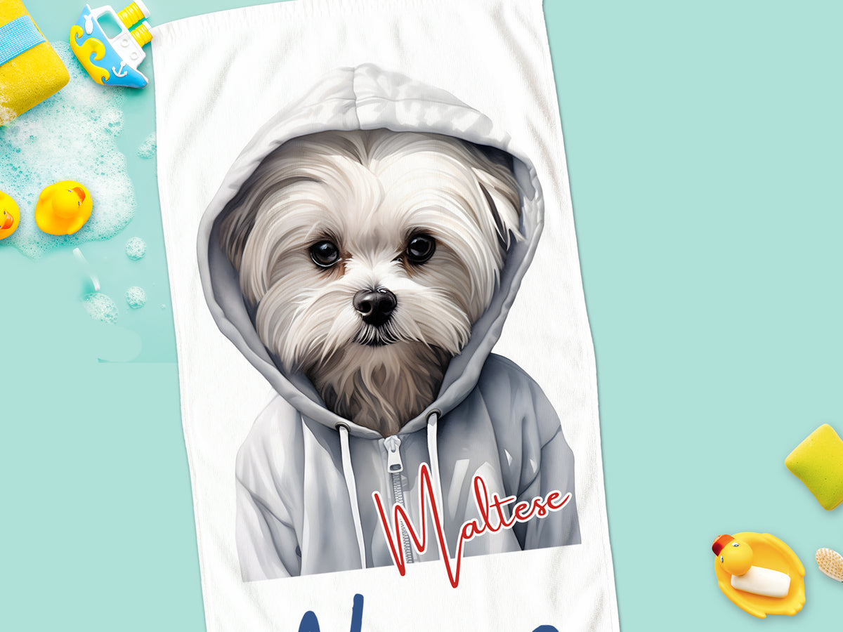 Helle Strandtuch mit einem Malteser-Hund im Hoodie.